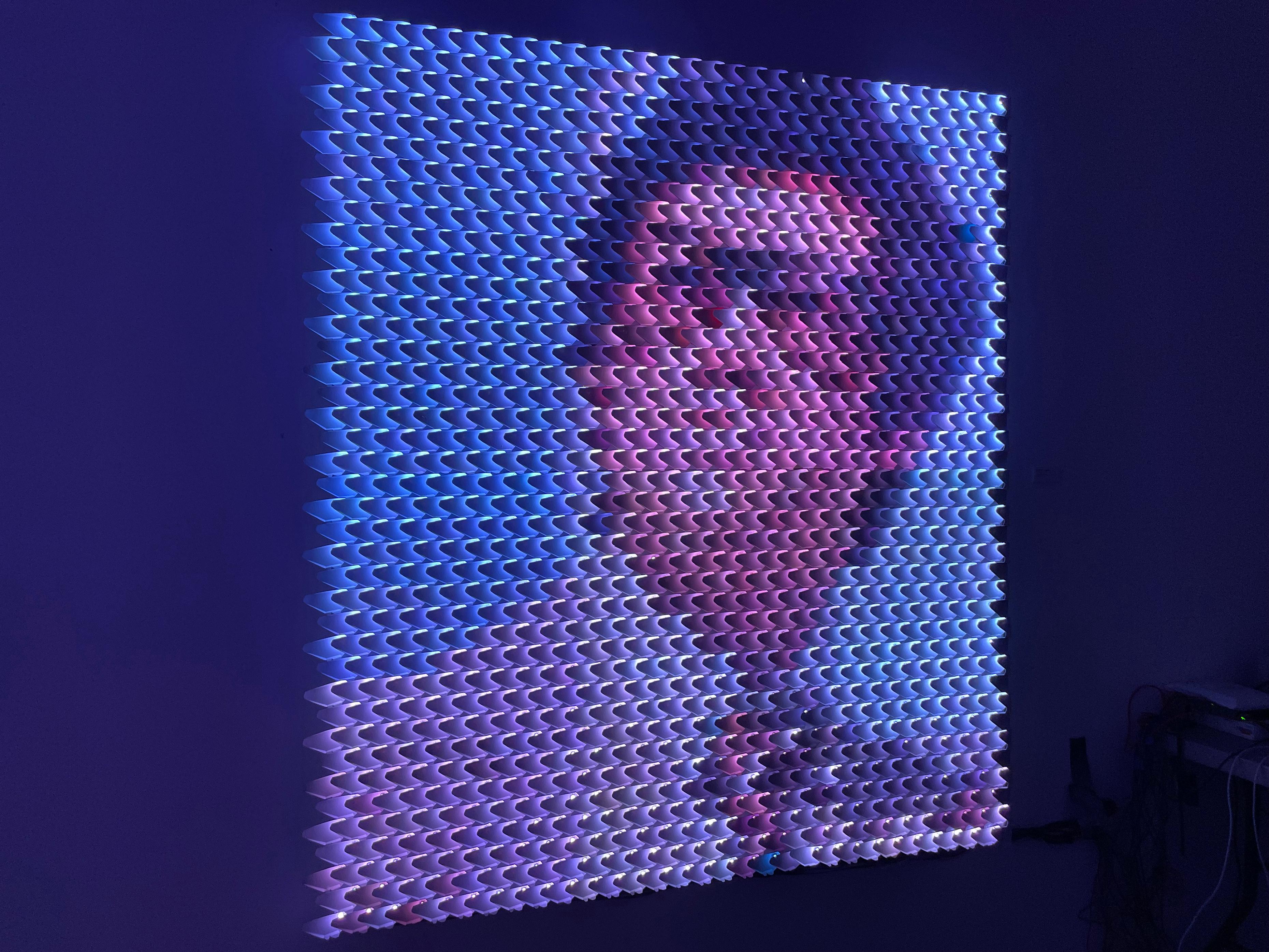 « Dragon Scales » - Sculpture lumineuse et vidéo en vente 11