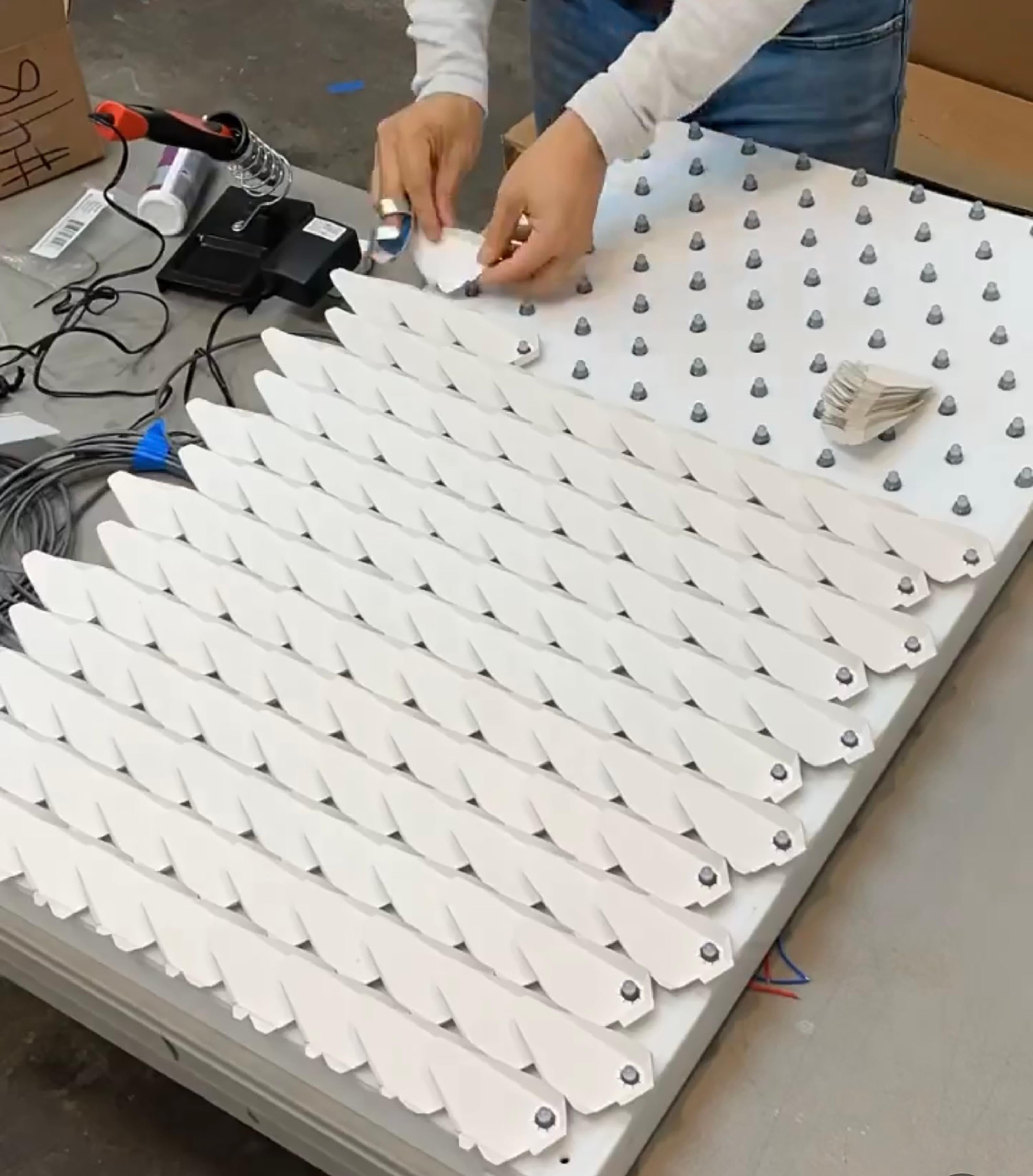 « Dragon Scales » - Sculpture lumineuse et vidéo en vente 15