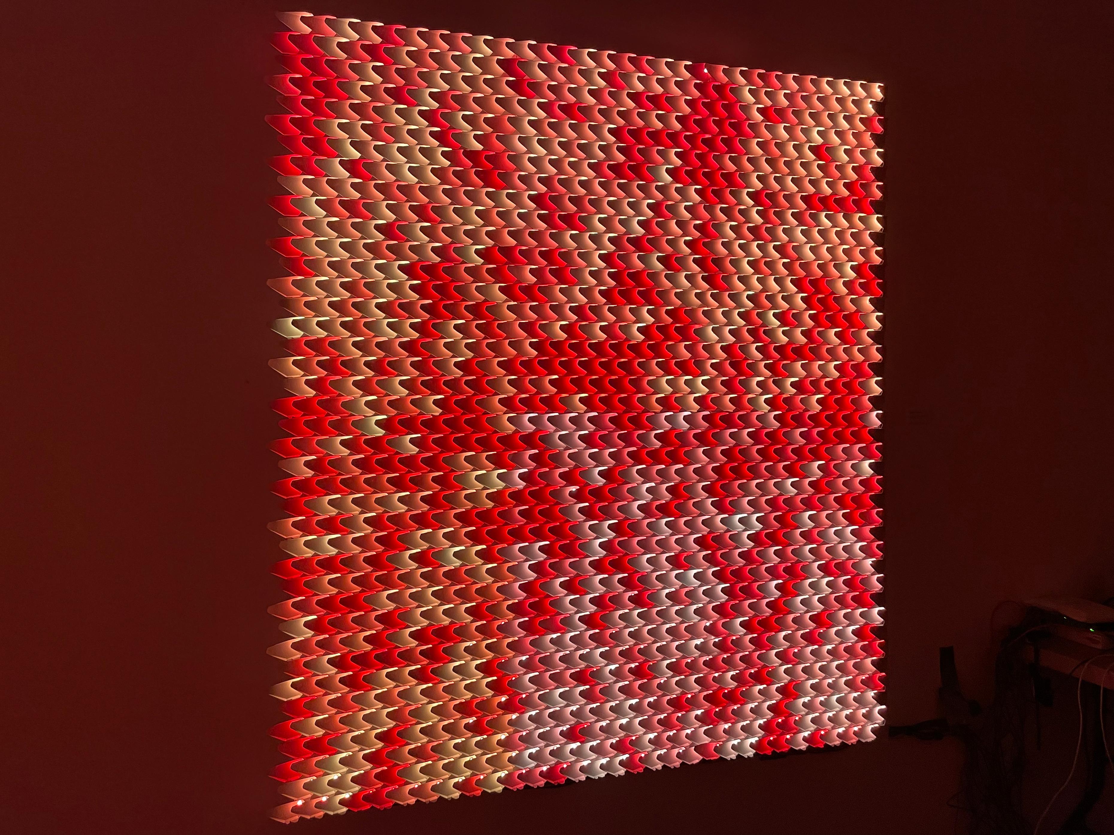 « Dragon Scales » - Sculpture lumineuse et vidéo en vente 7
