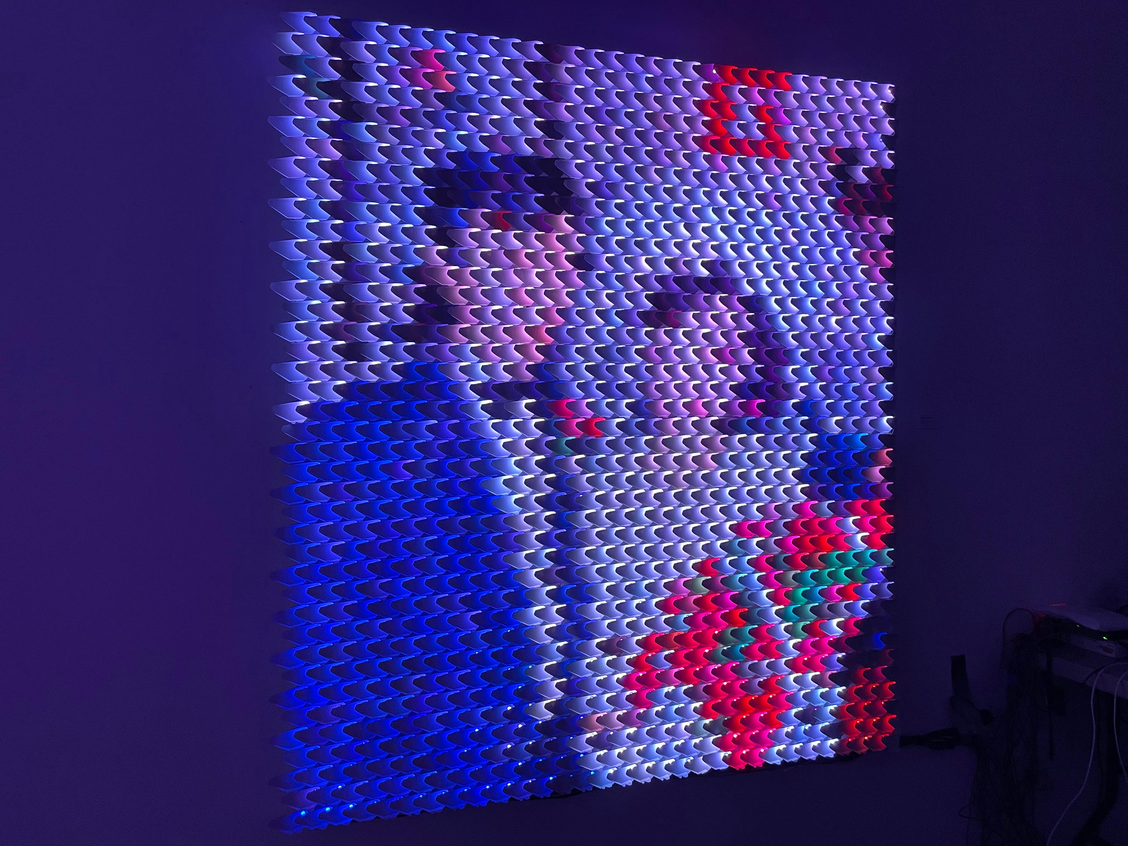 « Dragon Scales » - Sculpture lumineuse et vidéo en vente 12