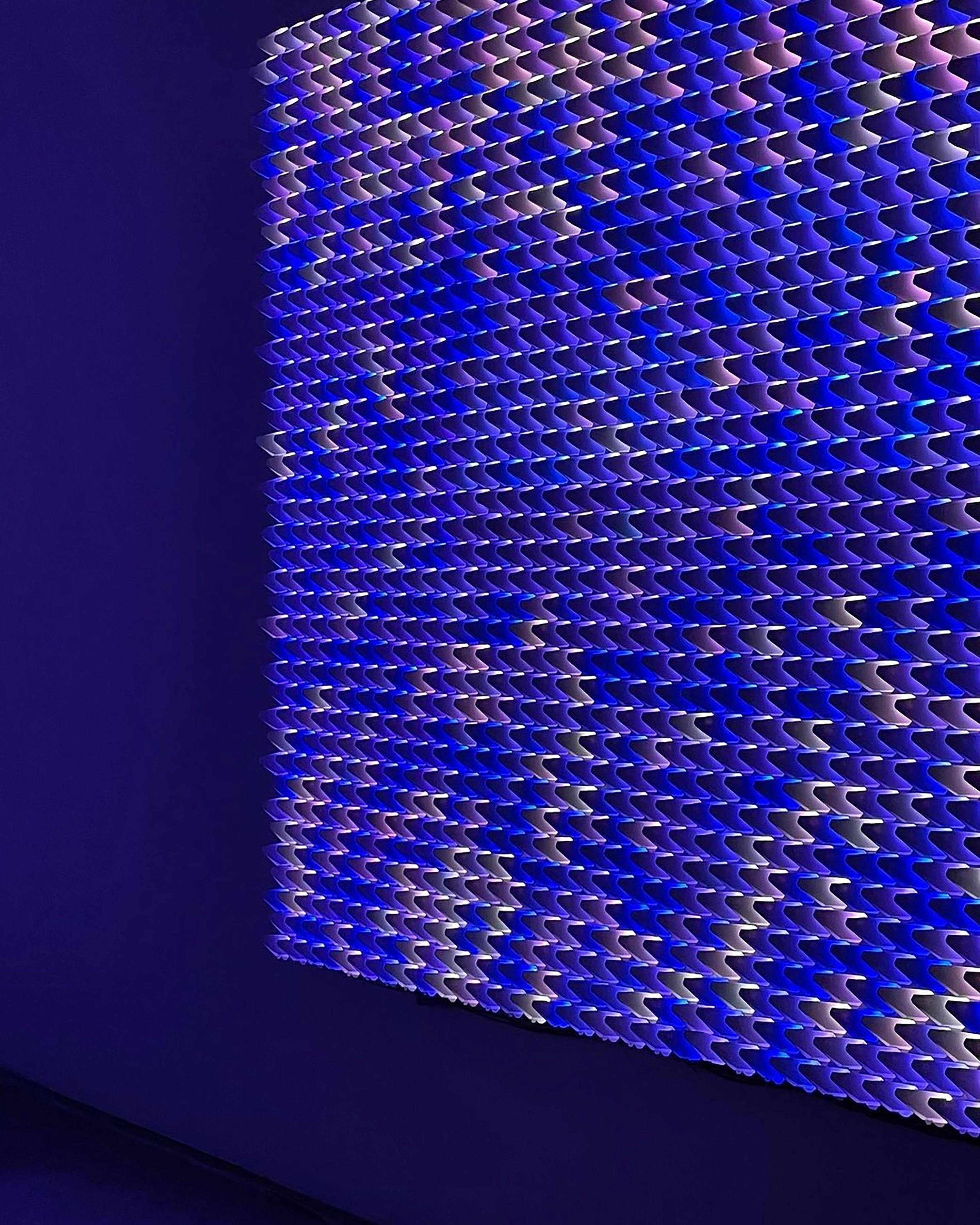 Dragon Scales est un système extensible de panneaux LED basse résolution à surface géométrique. Les coques en carton sont recouvertes d'un bardeau et incrustées de LED, ce qui permet de cacher les ampoules LED de la vue directe tout en diffusant