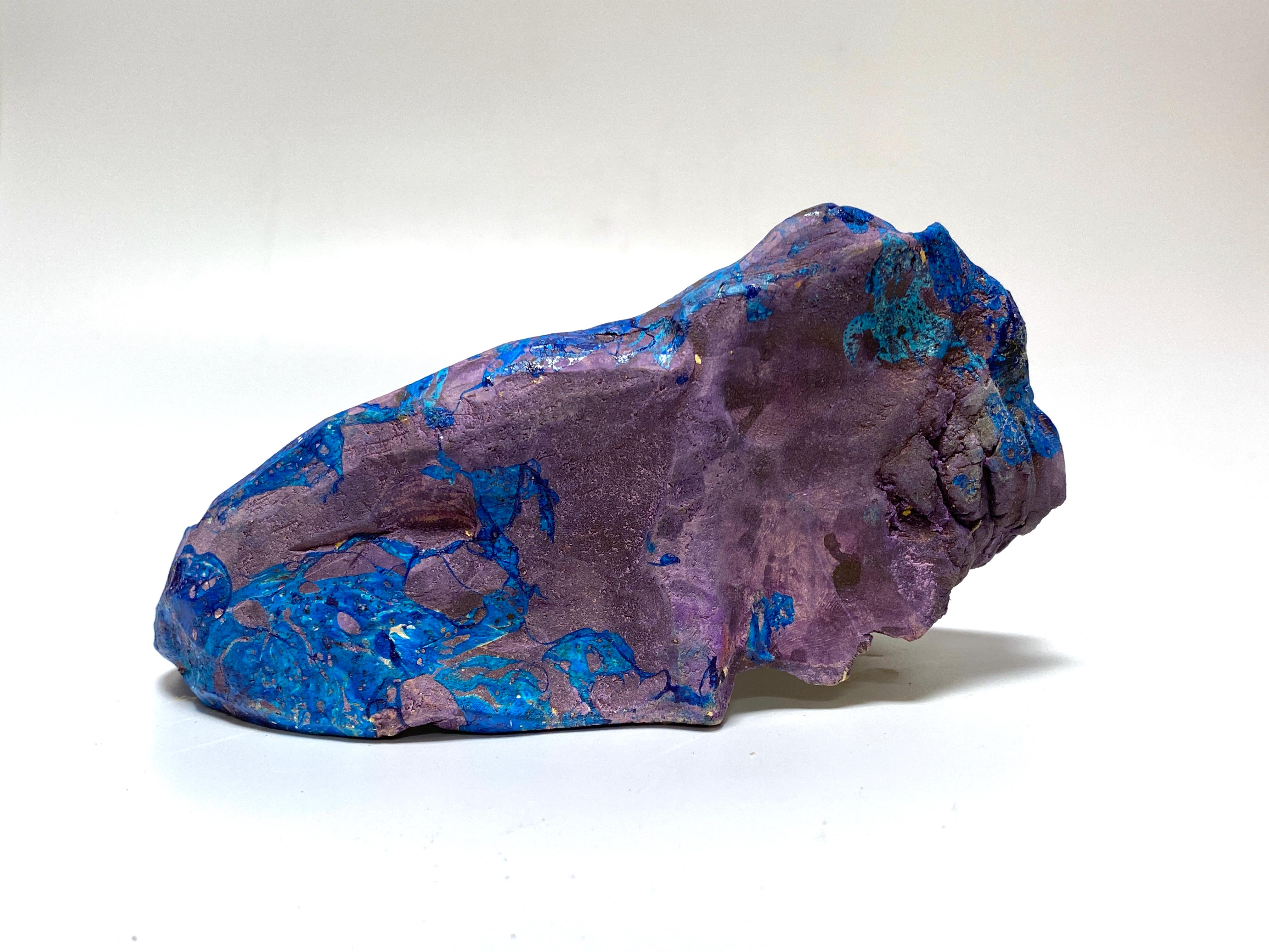 Artiste : Justin Siegel
Titre : Sans titre ( violet/bleu )
Médium : Sous-glace et encre sur poterie céramique
Taille : 6 x 3 1/2  x 3 pouces
Année : 2021