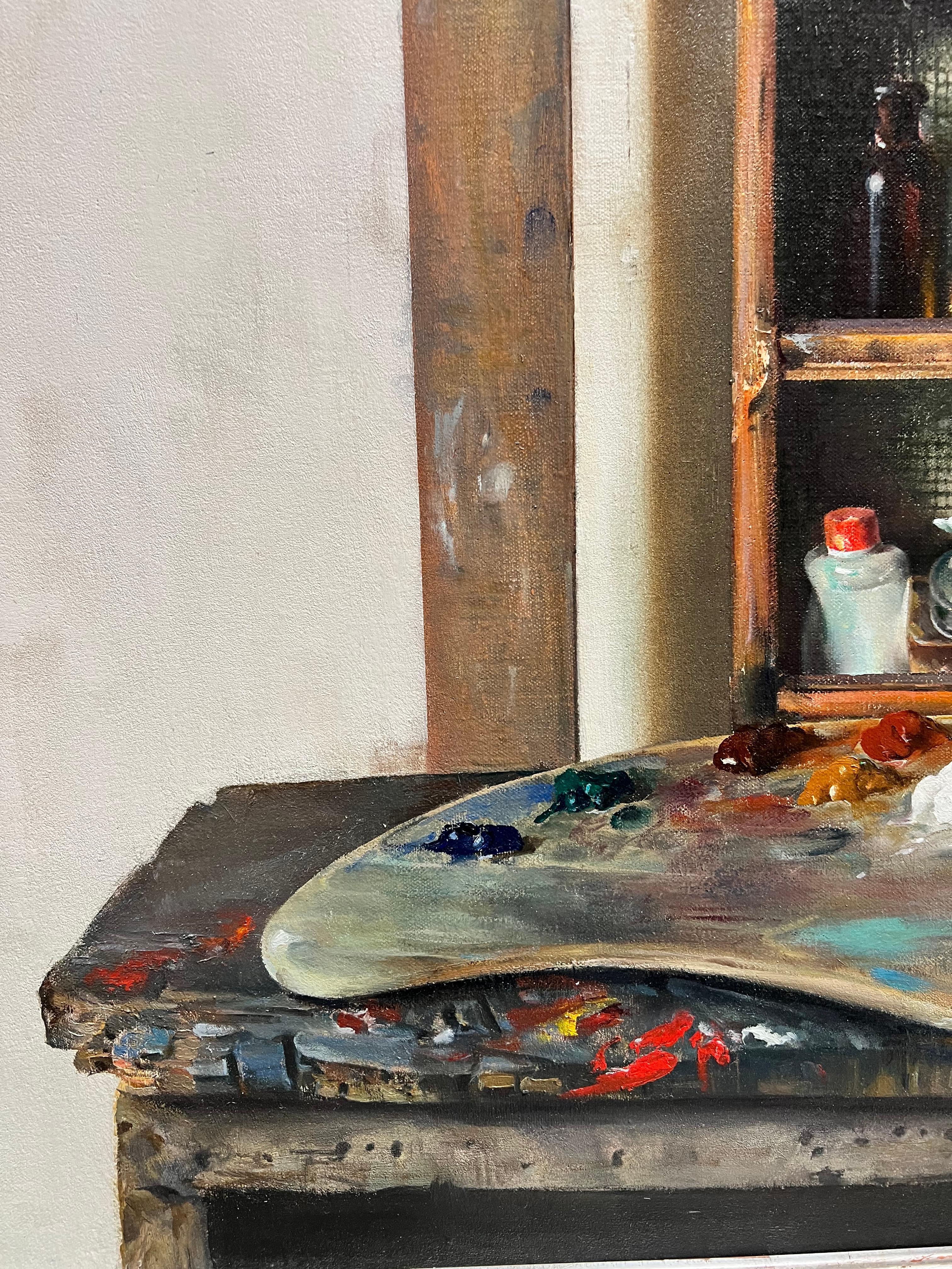 Este cuadro capta maravillosamente una vista realista del estudio de un artista.  Las cajas cubiertas de huellas de pintura al óleo, la pequeña abolladura en la pared, la paleta, los tubos de pintura esparcidos por todas partes... todo se une para