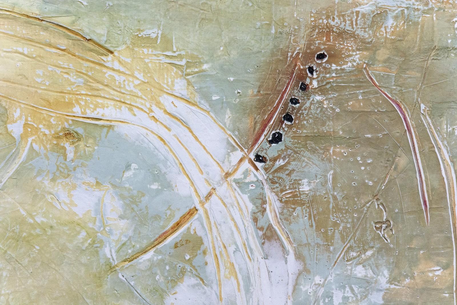 In dieser kontemplativen Abstraktion von Jutta Naim schwebt eine Insel aus brüniertem Ocker und Weiß auf einem blassgrünen Grund. 

Naims Kunstwerke erforschen den kreativen psychologischen Zustand, einen meditativen Ort, an dem die Inspiration