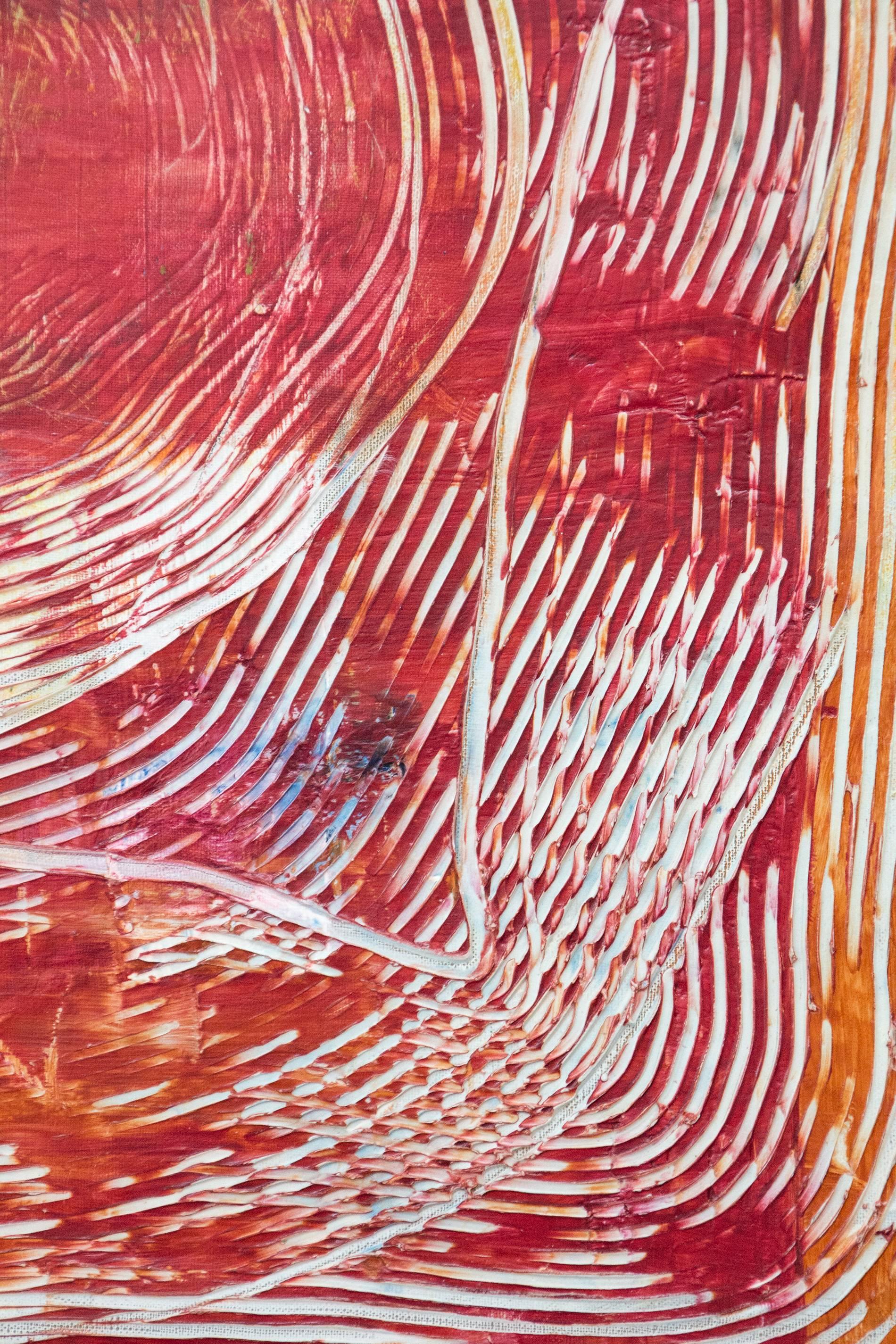 Vigorose striature pettinate attraverso l'intonaco pigmentato di cremisi e arancione, spesso e leggermente screpolato in alcune zone, creano una composizione dinamica ed equilibrata in questo dipinto di Jutta Naim. Impressa e brunita, la superficie
