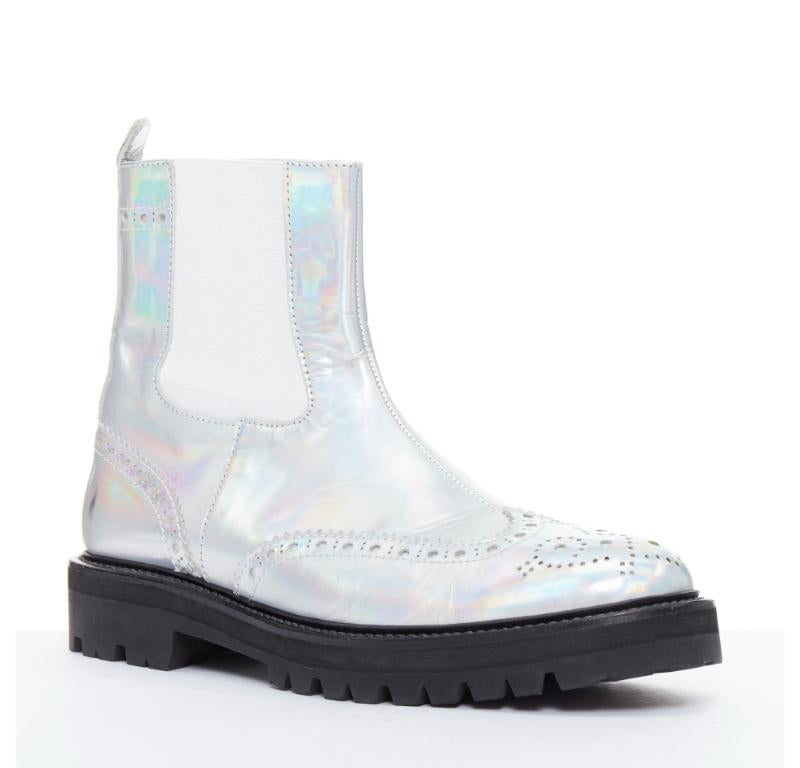 JUUN J VIBRAM silver metallic holographic wingtip ankle boots EU43
Reference: PRCG/A00076
Brand: Juun J
Collection: VIBRAM
Color: Silver, Black
Pattern: Solid
Closure: Slip On
Lining: Black Leather
Extra Details: Wingtip