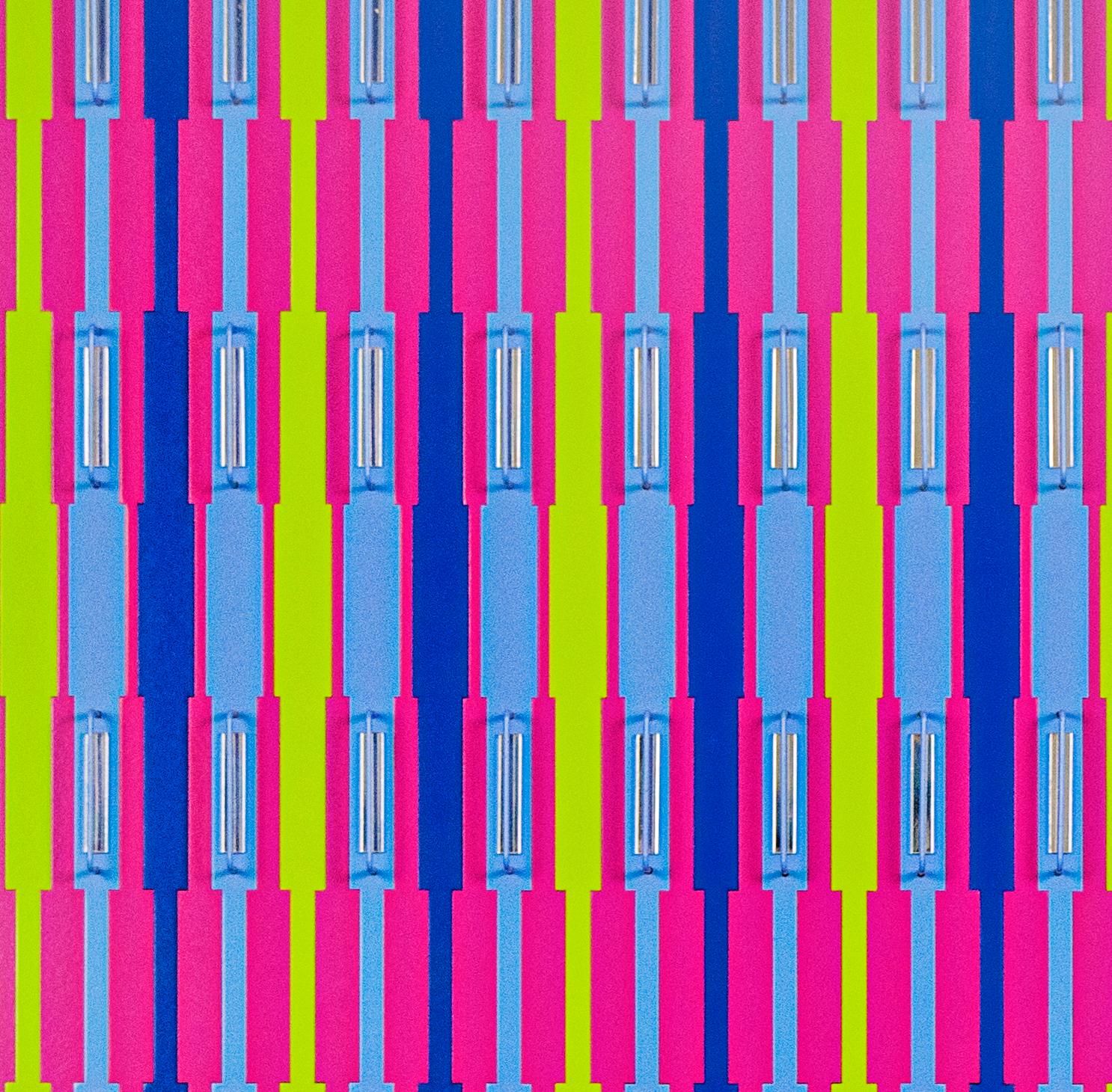 Technique : Acrylique sur MDF (panneau de fibres de moyenne densité), métal et éléments réfléchissants.

Installations cinétiques de Juvenal Ravelo : lumière et couleur dans le nouveau millénaire.