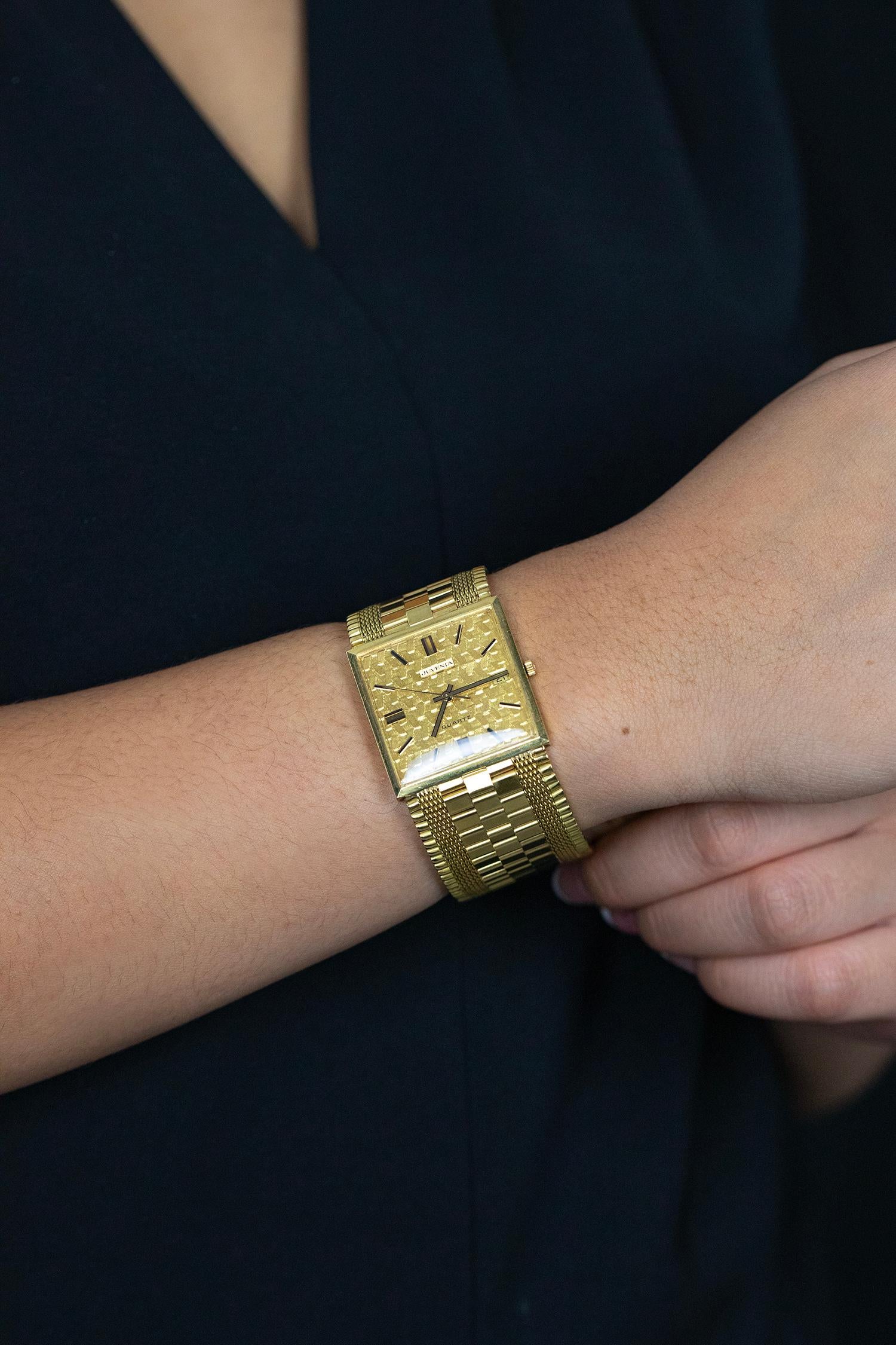 Juvenia MACHO 88.72 Grams Yellow Gold Unisex Wristwatch In Good Condition For Sale In New York, NY