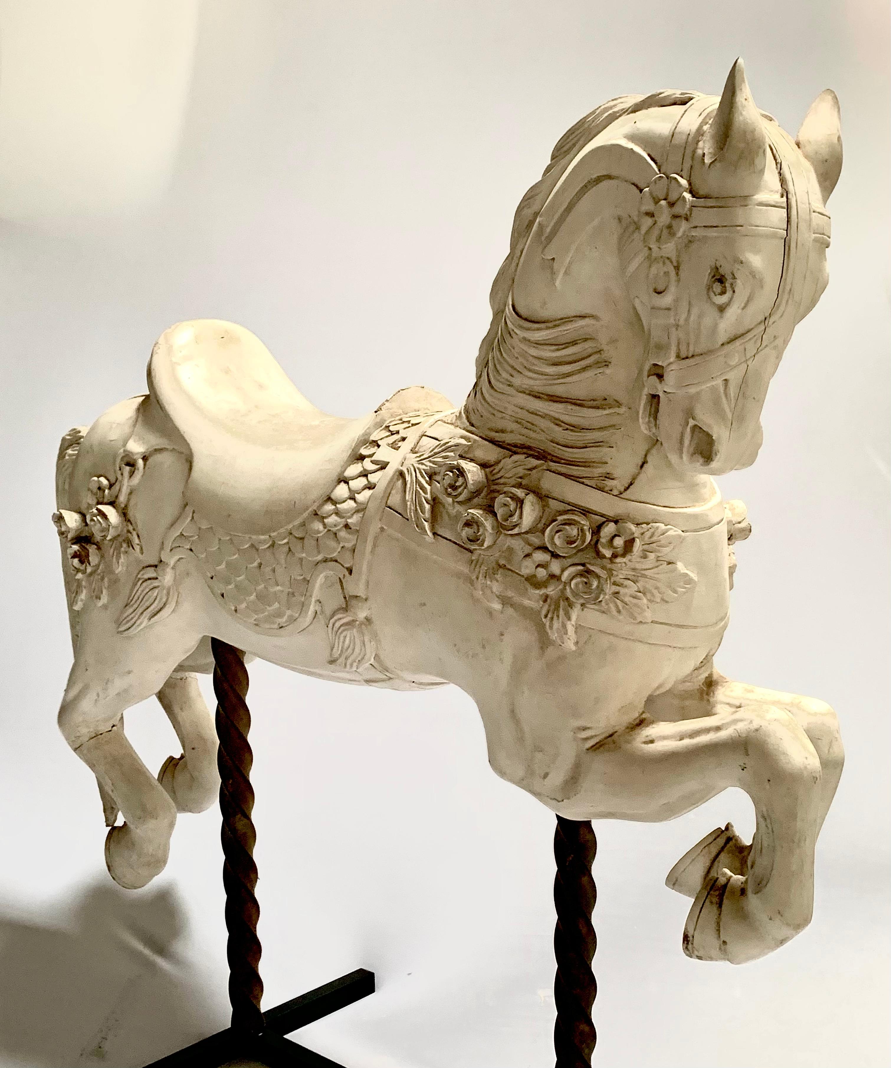 Cheval de carrousel juvénile en bois sculpté, orné de roses. Un cheval similaire est en service sur le carrousel de Bushnell Park.
Sculpté dans le style de Charles Carmel qui a immigré aux États-Unis en 1883 où il s'est installé à Brooklyn, New