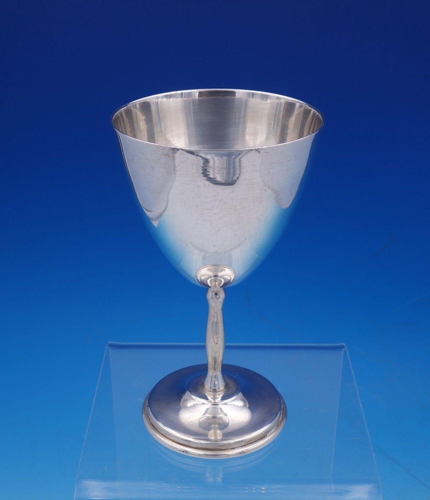 Juvento Lopez Reyes Weinkelch aus Sterlingsilber. Der Kelch ist 2 1/2 x 4 1/4 groß und wiegt 3,3 Feinunzen. Es wurde nicht monogrammiert und befindet sich in einem ausgezeichneten Zustand. 


Mehrere Mengen (von vielen Artikeln) sind auf Lager.