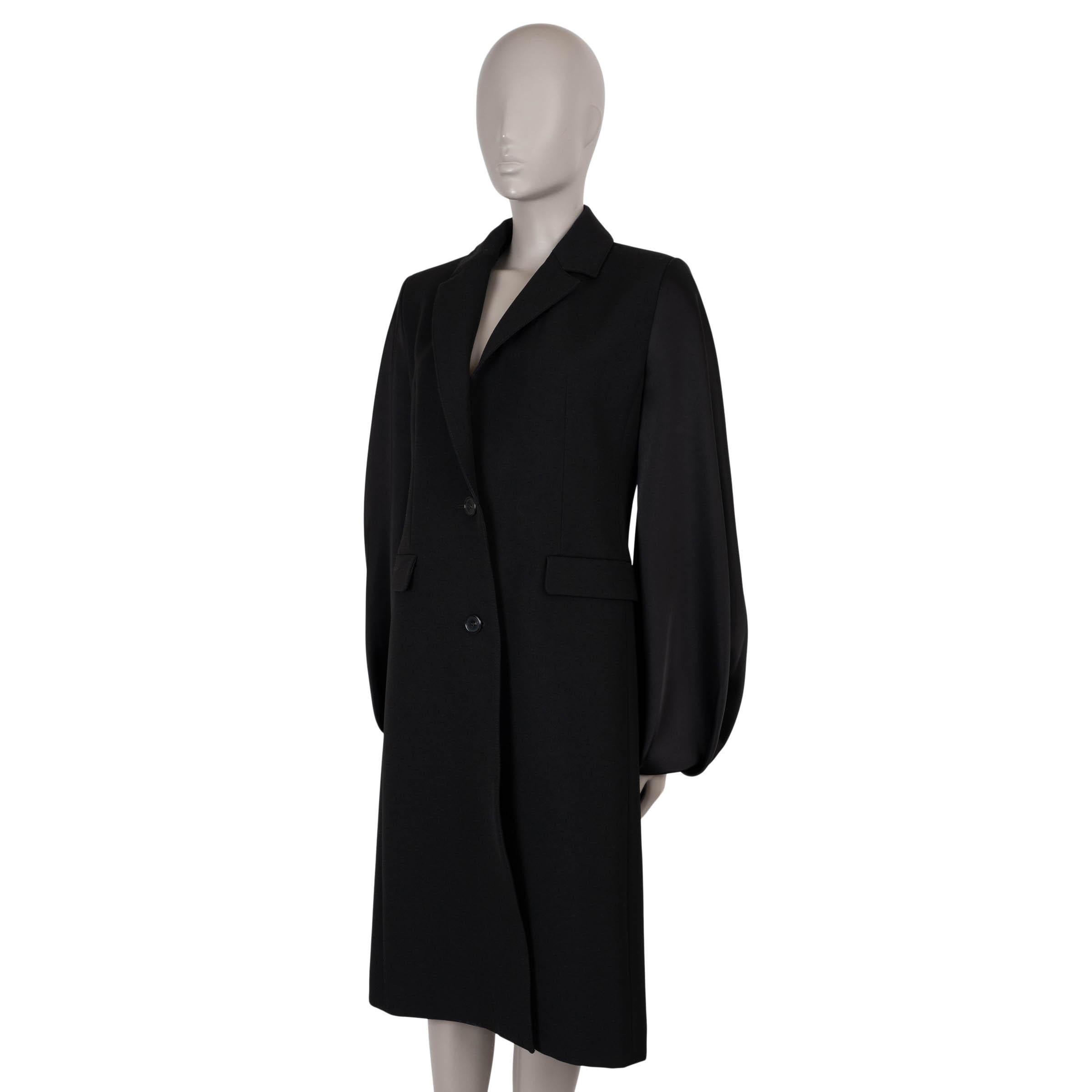 Questo modello, autentico al 100%, di J.W. Il cappotto Anderson in poliestere nero (56%), lana di pecora (22%), lana vergine (21%) e lino (1%) è un'audace reinterpretazione del classico capospalla. Caratterizzato da una silhouette oversize e