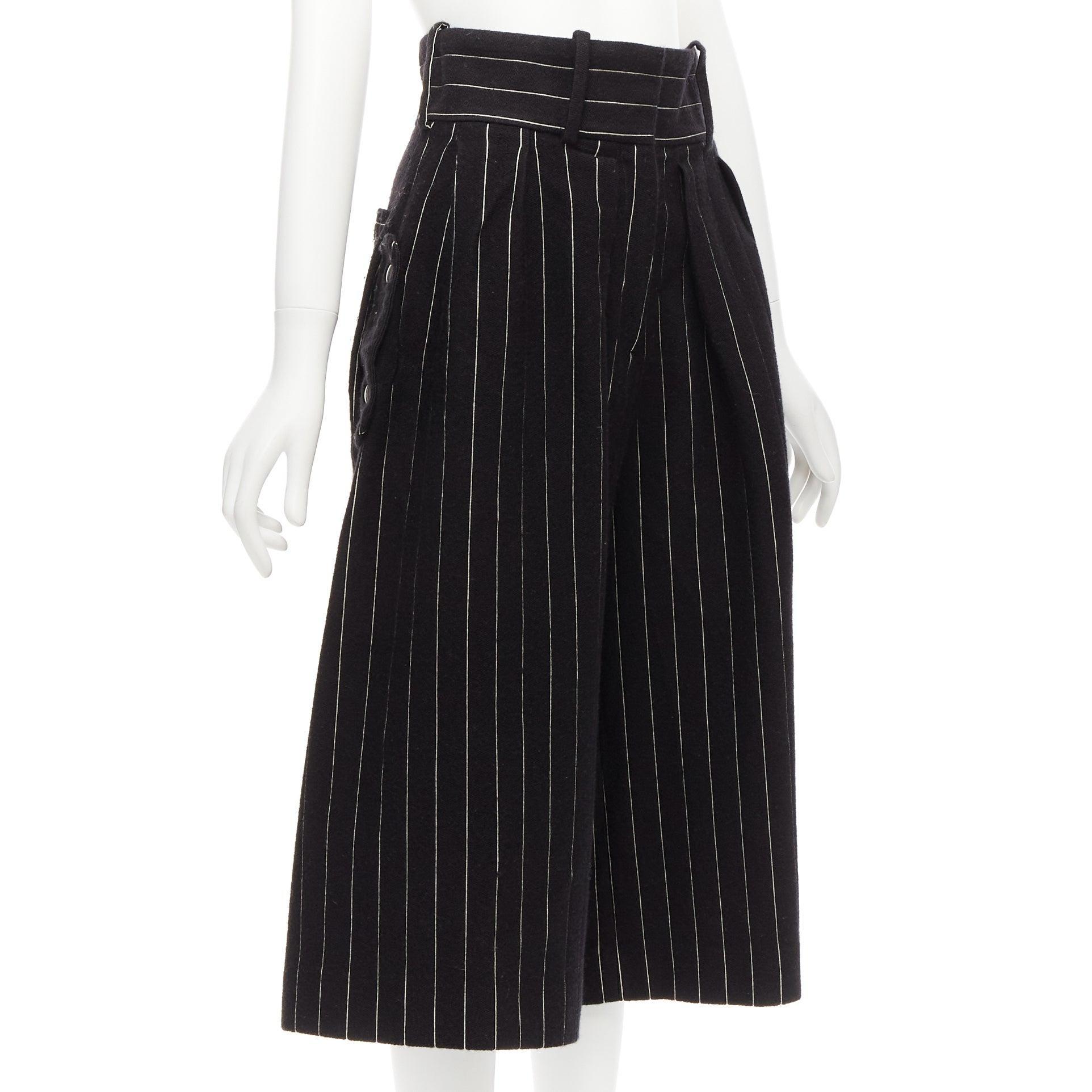 JW ANDERSON black white wool blend pinstripe wide leg culotte UK6 XS
Reference: JACG/A00101
Brand: JW Anderson
Material: Wool, Blend
Color: Black, White
Pattern: Pinstriped
Closure: Zip Fly
Extra Details: Pleated front and back. 2 Pockets at