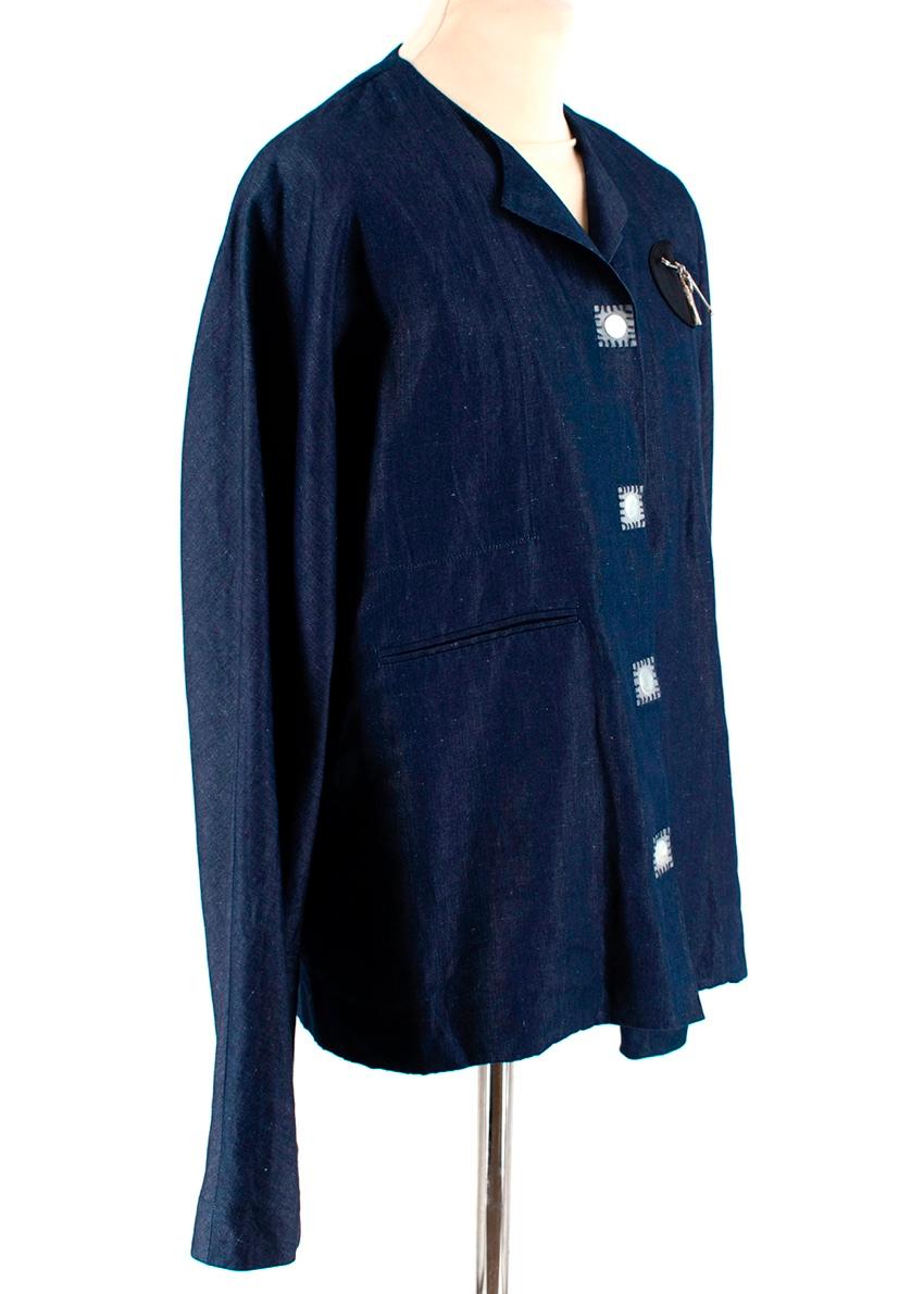 J.W. Anderson Blue Cotton & Linen blend Denim Shirt with Magnets

-Soft cotton blend fabric 
-Encapsulated magnets fastening to the front 
-Patch to the chest 
-Branded pin depicting tools 
-Round neckline 
-Hand stitched details to the buttons 
-1