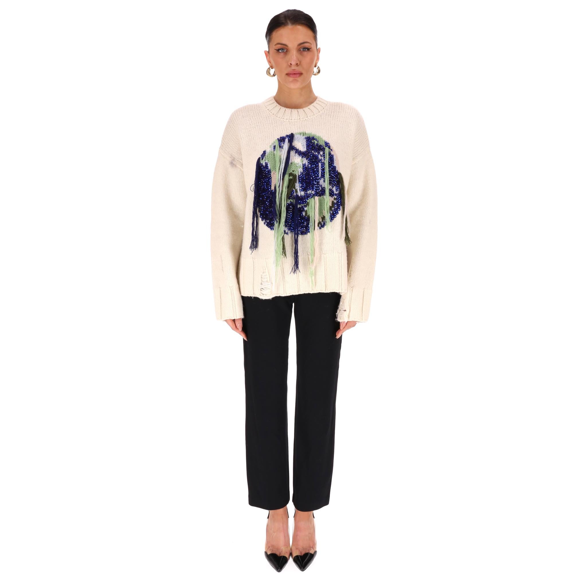 JW Anderson Globe Jersey de lana de oveja con flecos y adornos de cristal

Jersey blanco roto totalmente confeccionado en lana de oveja y acabado con detalles desgastados.

Estilo holgado con un motivo de globo terráqueo en la parte delantera