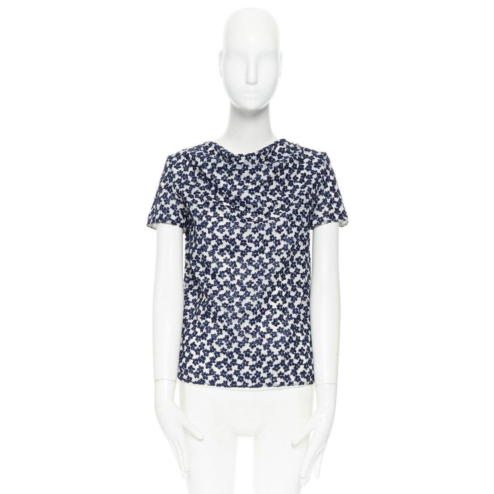 JW ANDERSON marineblaue Chiffon-Cape-Ärmel mit Blumenstickerei UK6 
Referenz: LNKO/A01133 
Marke: J.W.Anderson 
MATERIAL: Polyester 
Farbe: Blau 
Muster: Floral 
Extra Detail: Drapierter Ausschnitt. Cap-Ärmel. Florale Stickerei auf Chiffon. Innen