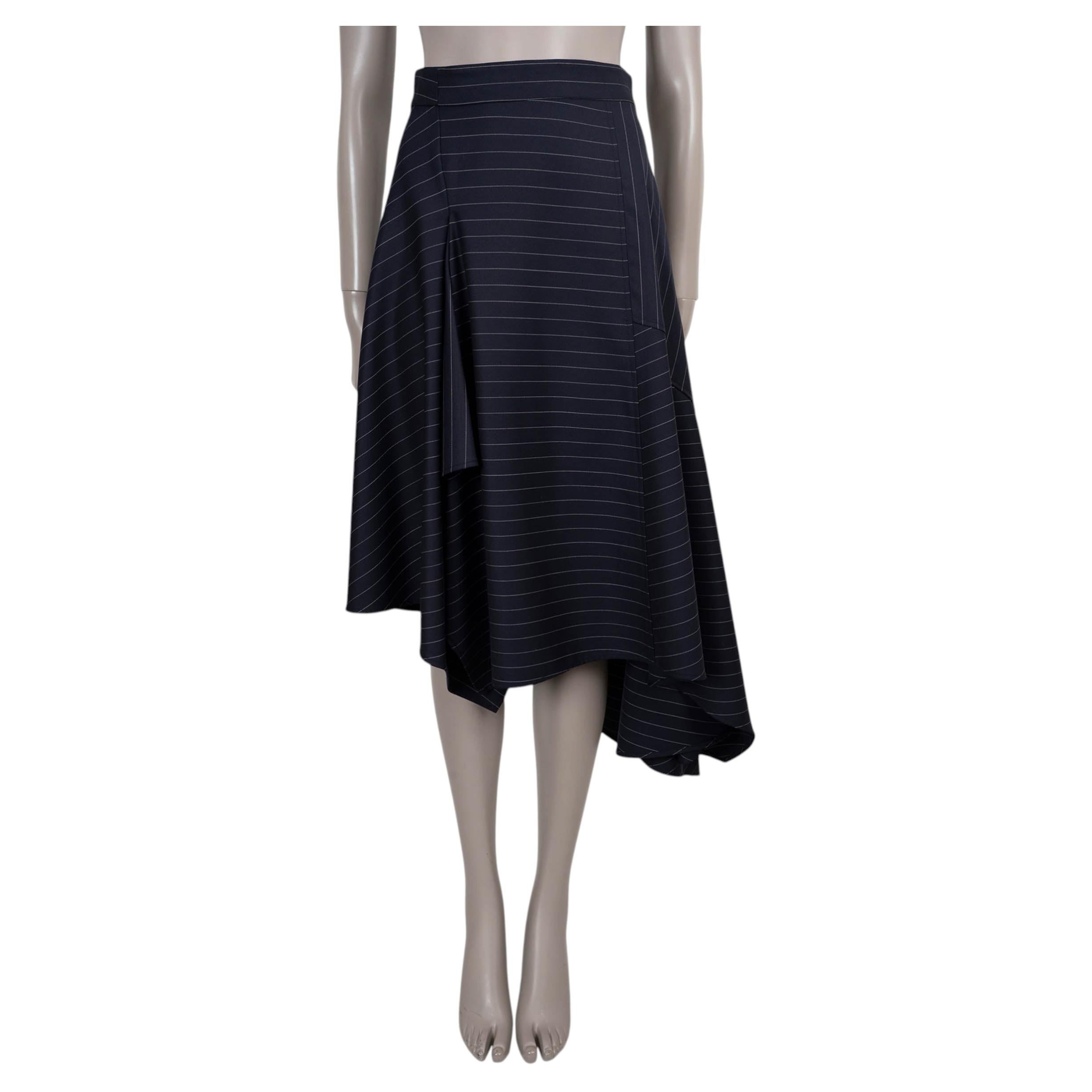 JW ANDERSON, falda midi drapeada asimétrica de lana azul marino con rayas finas, colección 2024, talla UK 6 (XS)