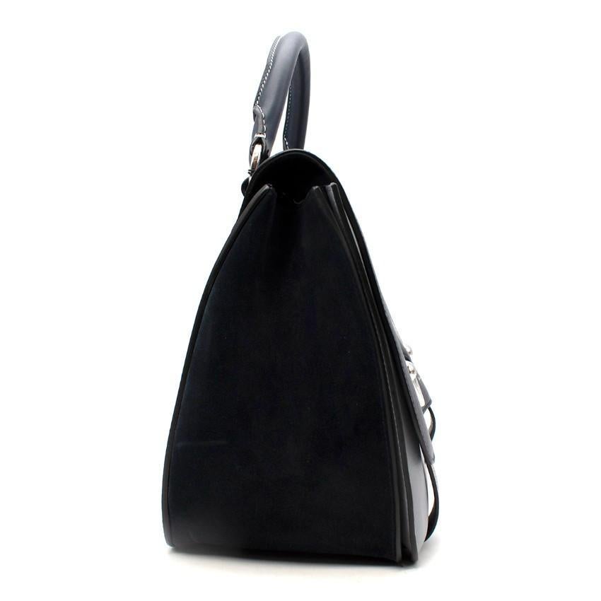 JW Anderson: borsa a disco grande blu navy e blu ghiaccio

- Borsa a disco grande strutturata
- Realizzata in pelle liscia blu navy e blu ghiaccio
- Cuciture a contrasto
- Campanile d'argento sul davanti
- Maniglia superiore e tracolla regolabile