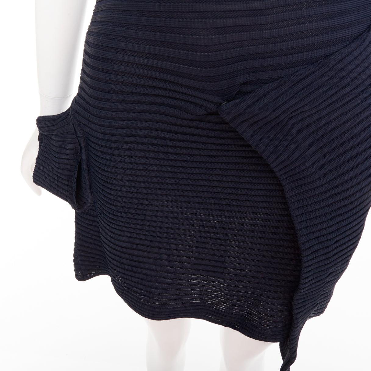 JW ANDERSON minivestido deconstruido de viscosa azul marino y cuello alto XS
Referencia: AAWC/A01524
Marca: JW Anderson
Diseñador: JW Anderson
Material: Viscosa
Color: Azul marino
Patrón: Sólido
Cierre: cremallera
Detalles adicionales: Cierre