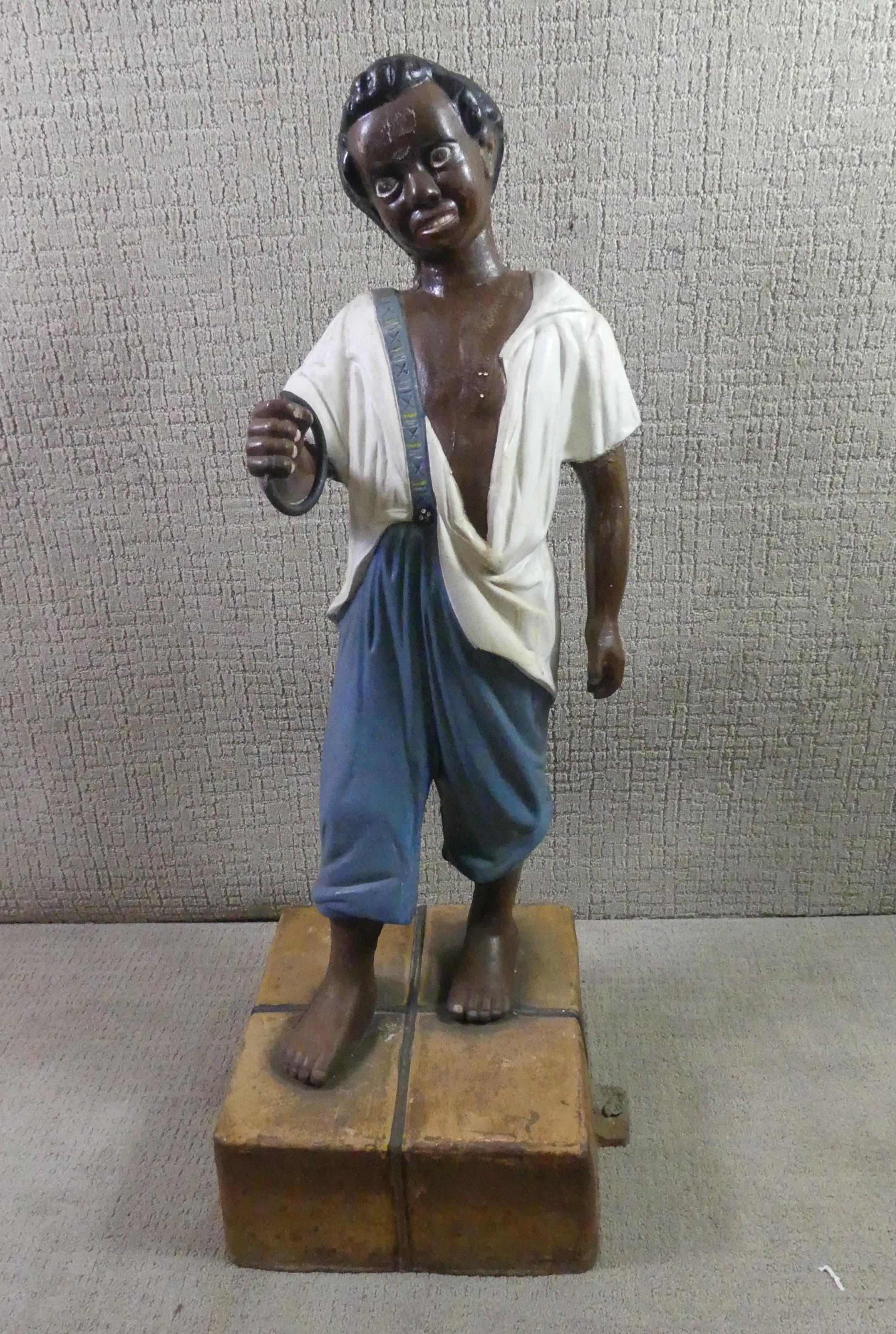 Antike CIRCA 1865 Eisen Rasen Jockey zugeschrieben JW Fiske von New York. 
Figur eines kleinen Jungen, der auf einem Baumwollballen steht. Ausgestreckter Arm zum Halten einer Laterne (ursprünglich ein Pferd). Er trägt ein weißes Hemd, eine blaue