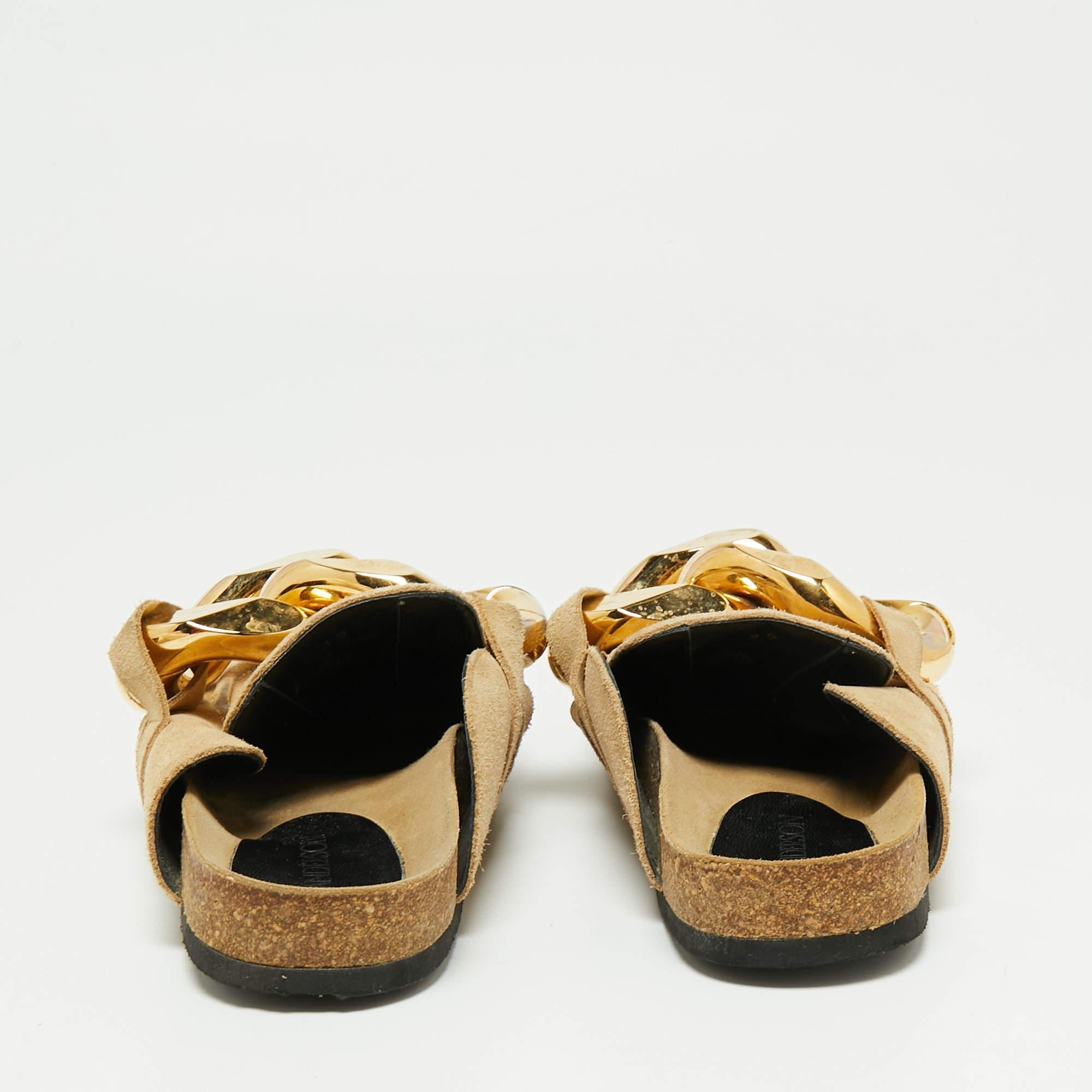 Walk stylishly in these slide sandals from J.W.Anderson. Designed using beige suede, these flat slides display a chain-link accent on the vamps. They are finished with gold-toned hardware for a classy effect. Match them with your summer dresses for