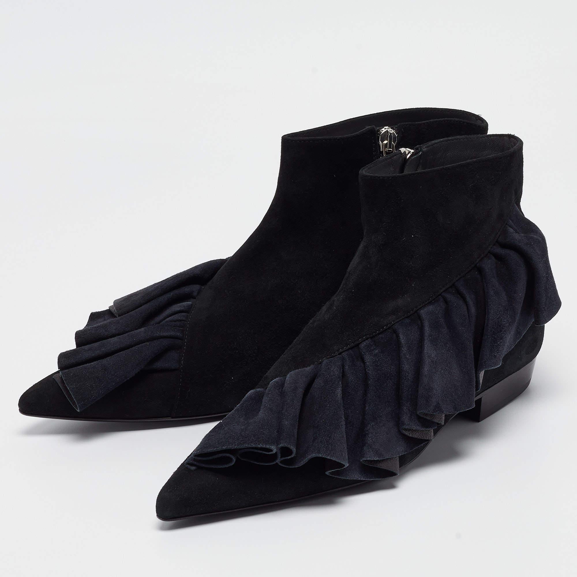 Tutti gli amanti del lusso concorderanno sul fatto che gli am designs di J.W.Anderson non sono solo ricchi di stile, ma sono anche frutto di un'eccellente lavorazione, proprio come questi stivaletti. Rivestiti in pelle scamosciata e disegnati