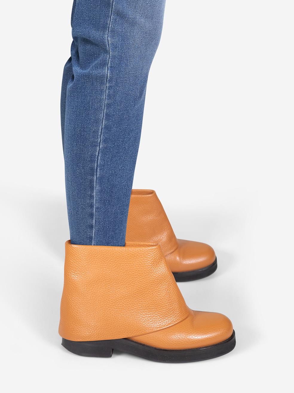 CONDITION is Very good. Minimal wear to the boots is evident. Abrasion on the right side of the left shoe, left counter, right toe box and the rim of both soles on this used JW anderson designer resale item.
 
 
 
 Details
 
 
 Brown
 
 Leather
 
