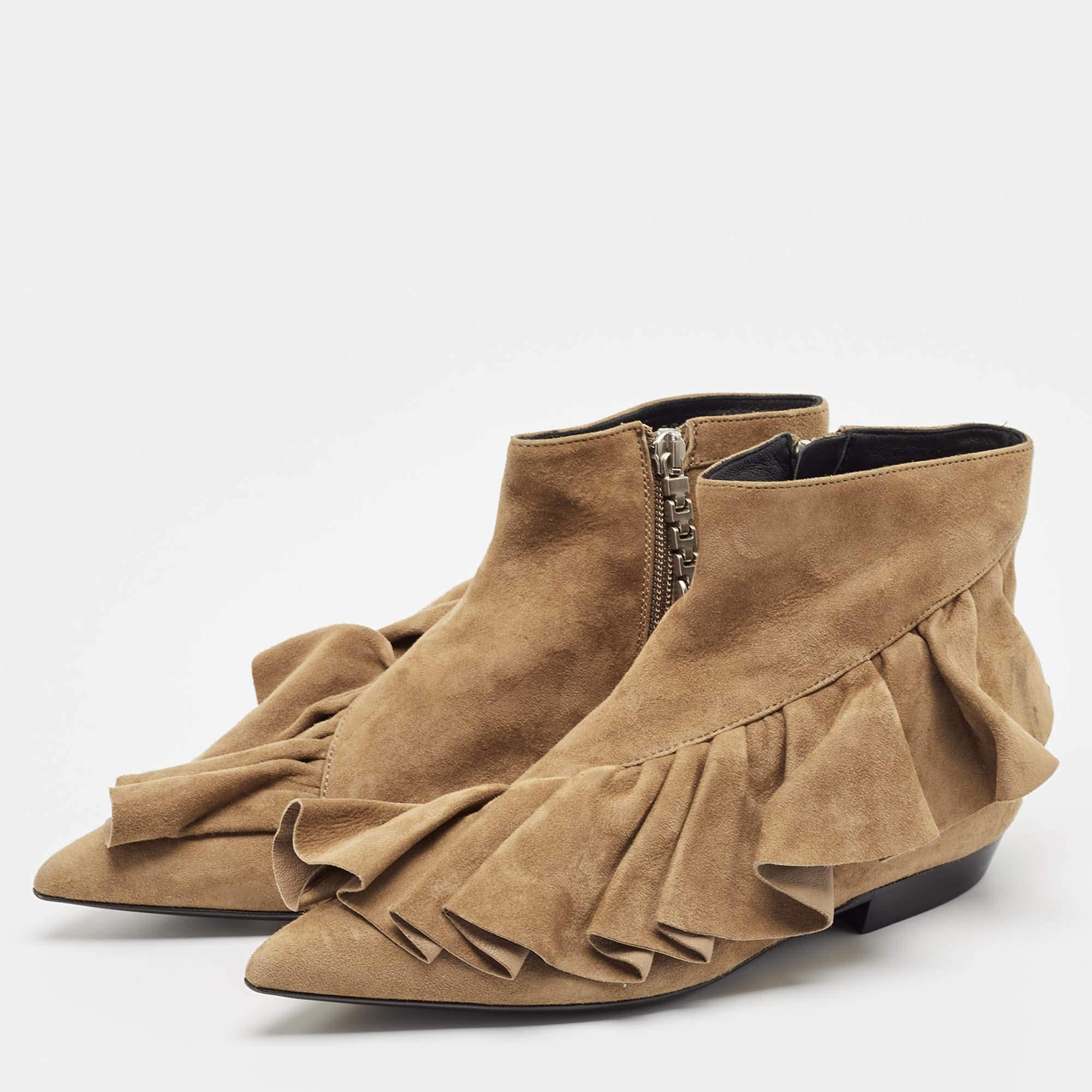 Enjoy the most fashionable days with these stylish J.W.Anderson boots. Modern in design and craftsmanship they are fashioned to keep you comfortable and chic