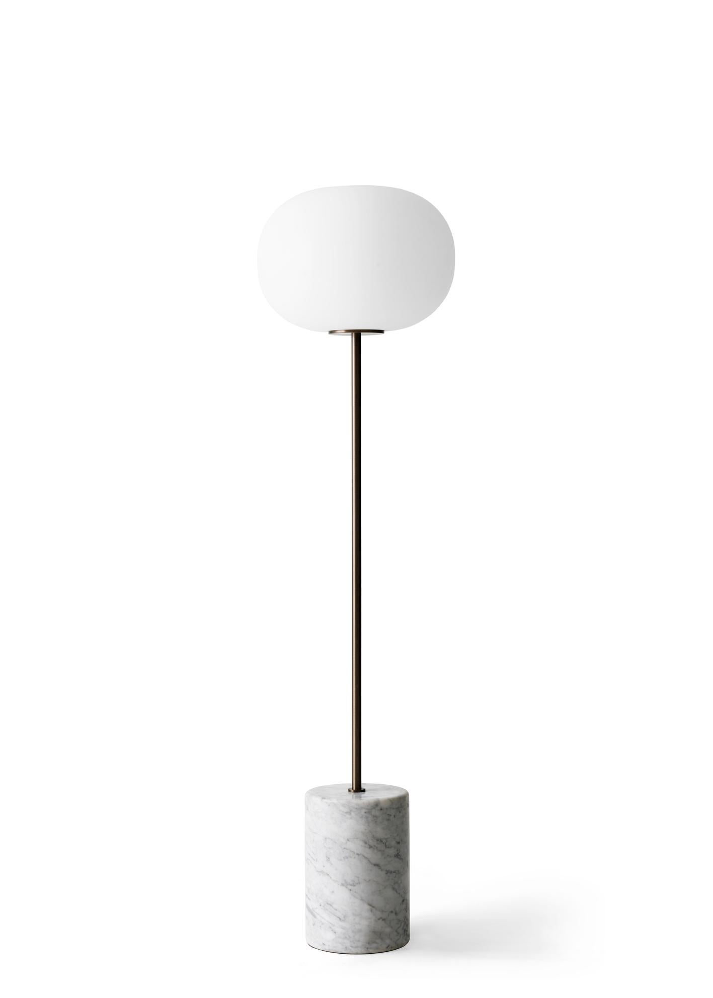 Lámpara de pie JWDA, Mármol de Carrara / Latón Bronceado, by  Jonas Wagell para Audo en Nuevo estado para la venta en Dubai, AE