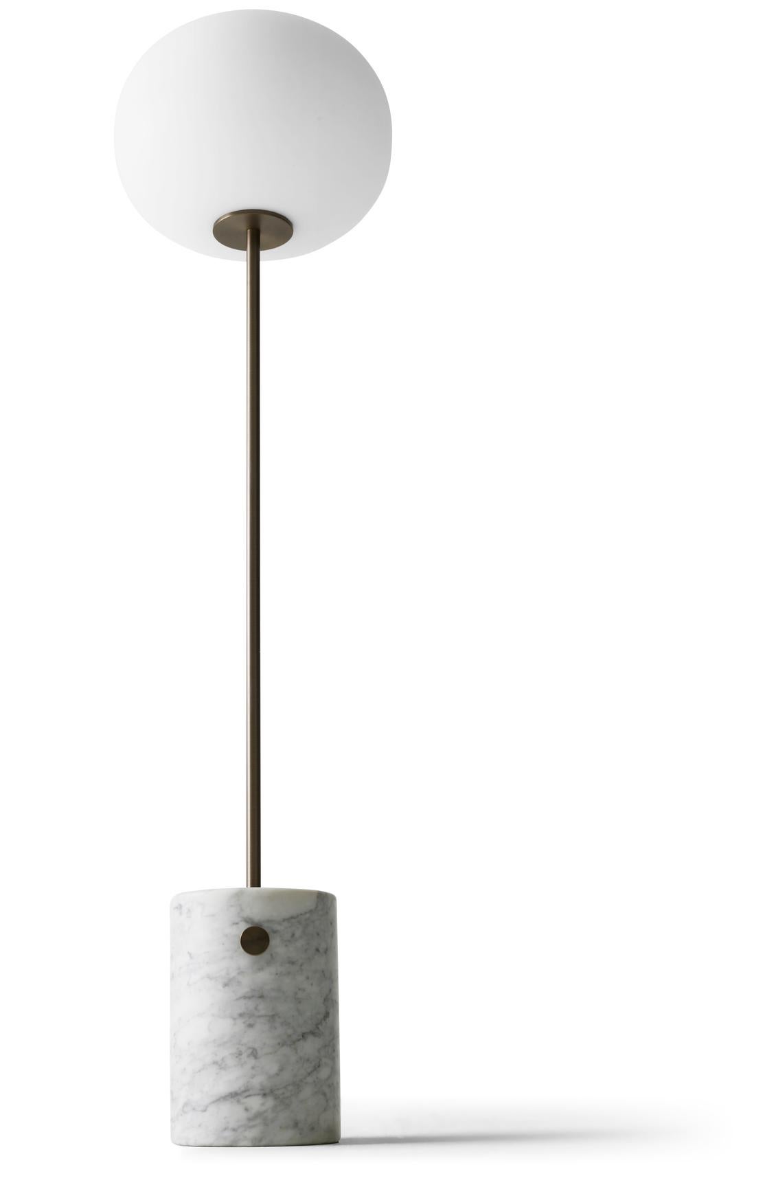 Lámpara de pie JWDA, Mármol de Carrara / Latón Bronceado, by  Jonas Wagell para Audo Siglo XXI y contemporáneo en venta