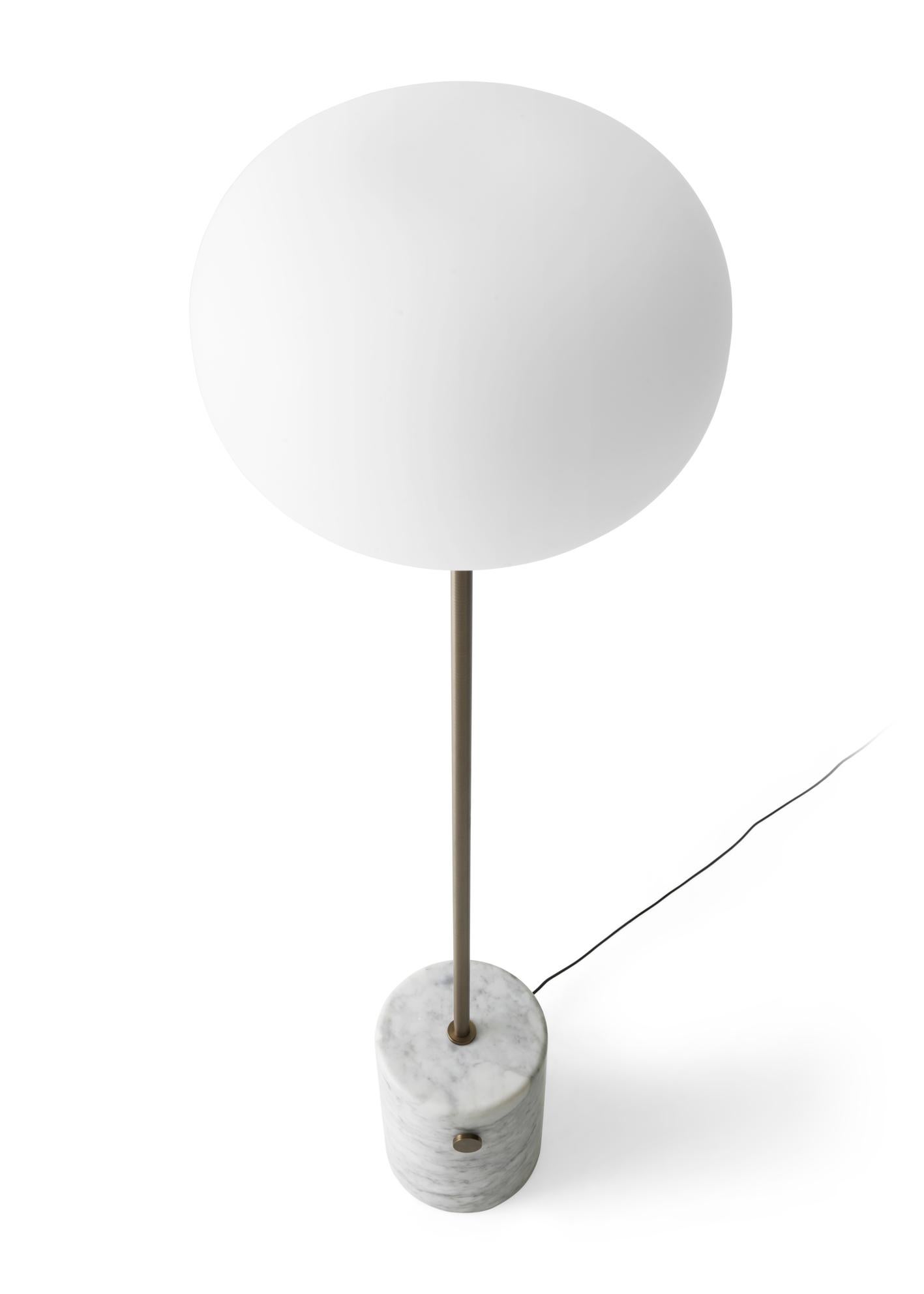 Lámpara de pie JWDA, Mármol de Carrara / Latón Bronceado, by  Jonas Wagell para Audo en venta 3