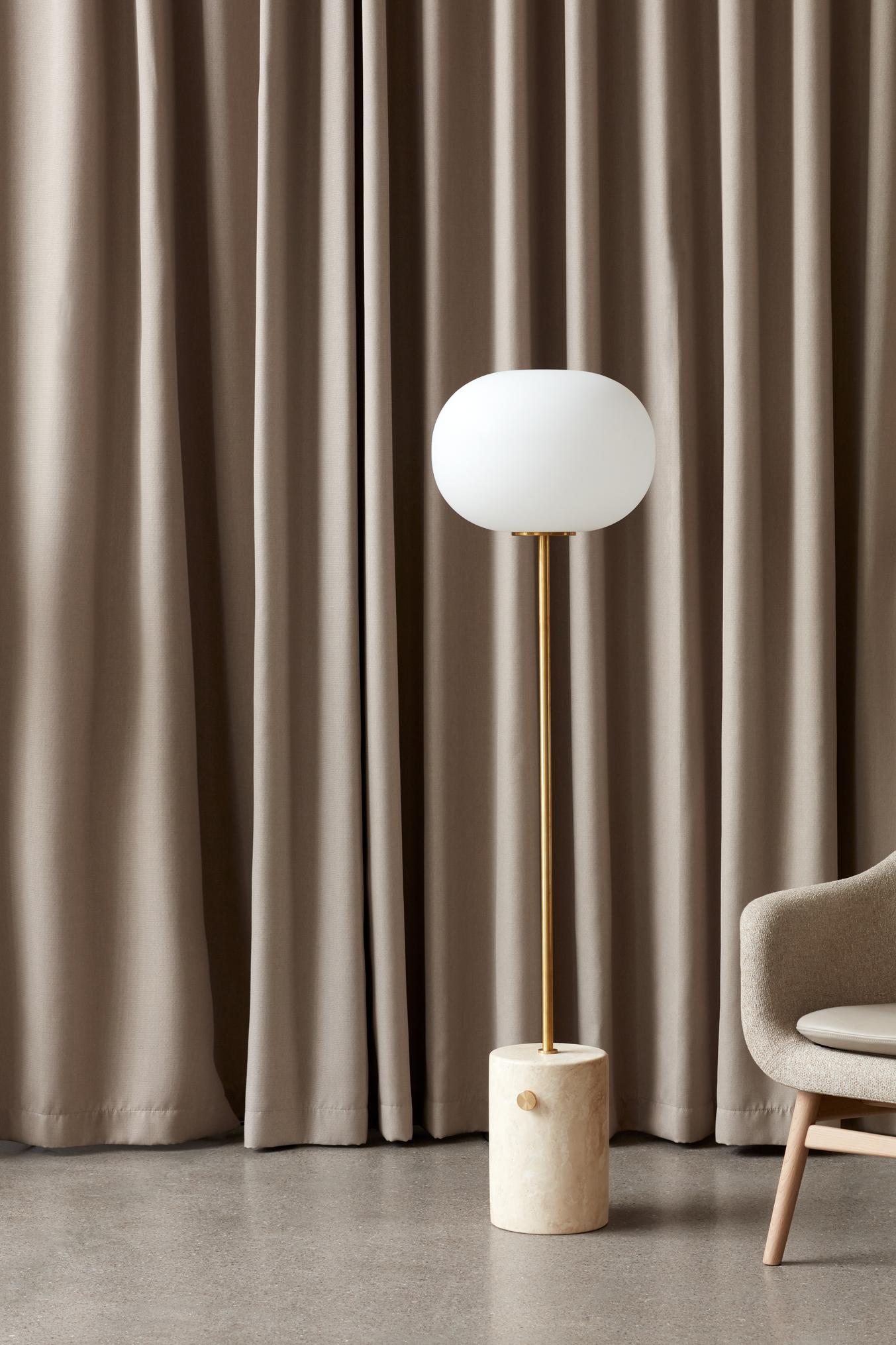 Rielaborando le dimensioni della lampada da tavolo JWDA per creare una luce essenziale con una personalità audace, la lampada da terra JWDA è un design raffinato e indipendente che fonde elementi contrastanti con un effetto elegante. Poggiato su uno