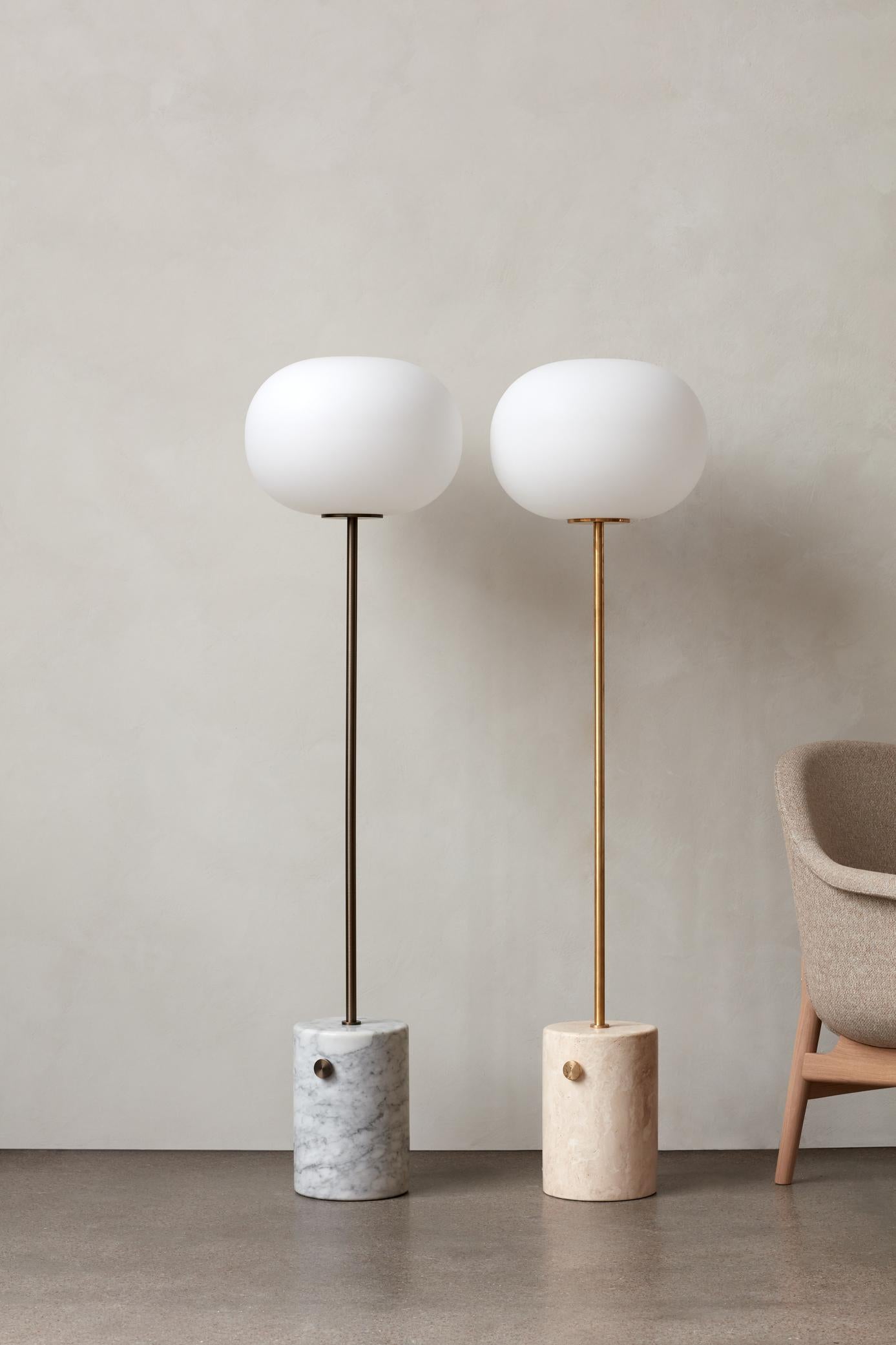 Scandinavo moderno Lampada da terra JWDA, Travertino / Ottone spazzolato, di Jonas Wagell per Audo in vendita
