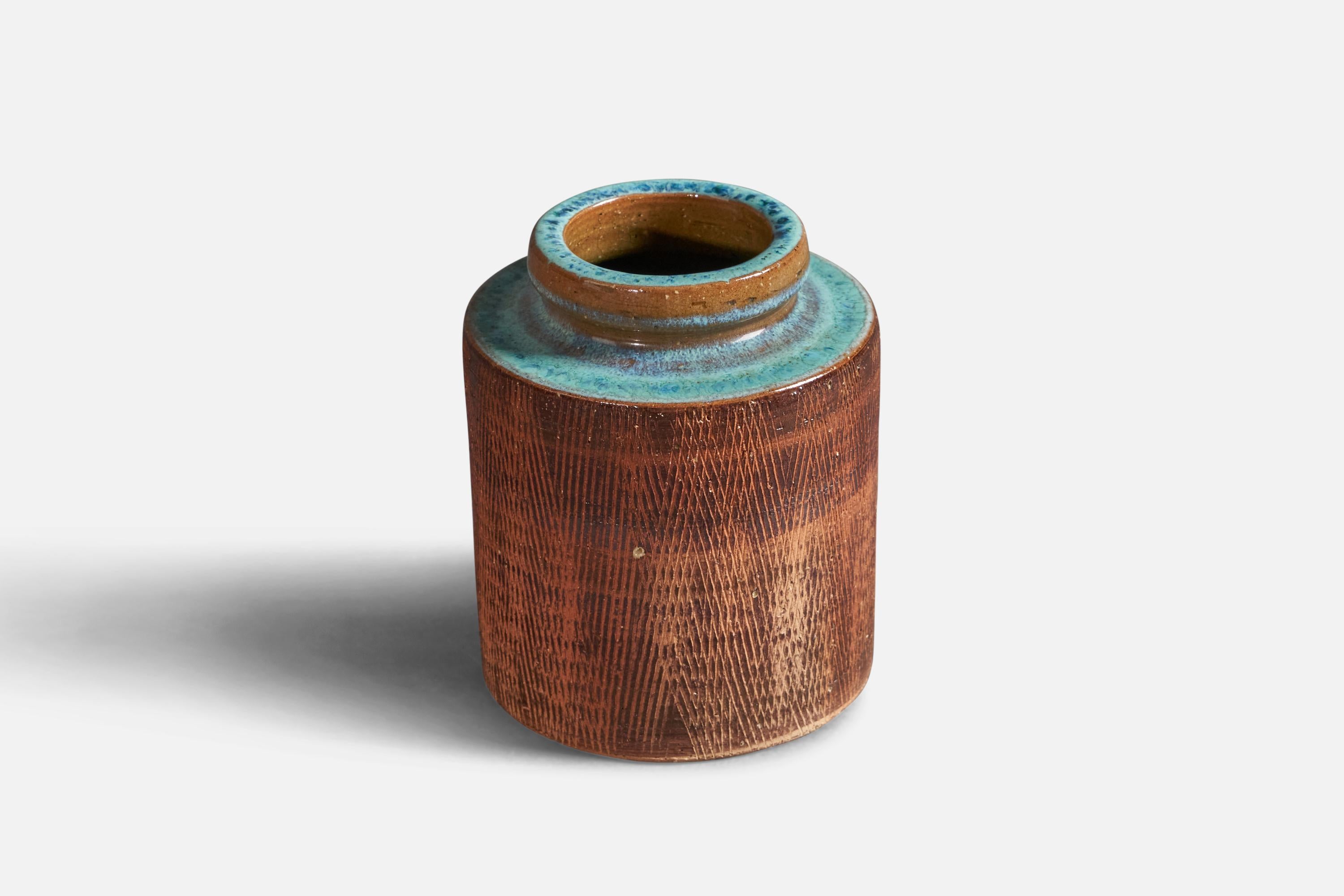Vaso in gres semilucido e inciso di colore blu e marrone, disegnato e prodotto da Jytte Trebbien, Danimarca, anni '60 circa.