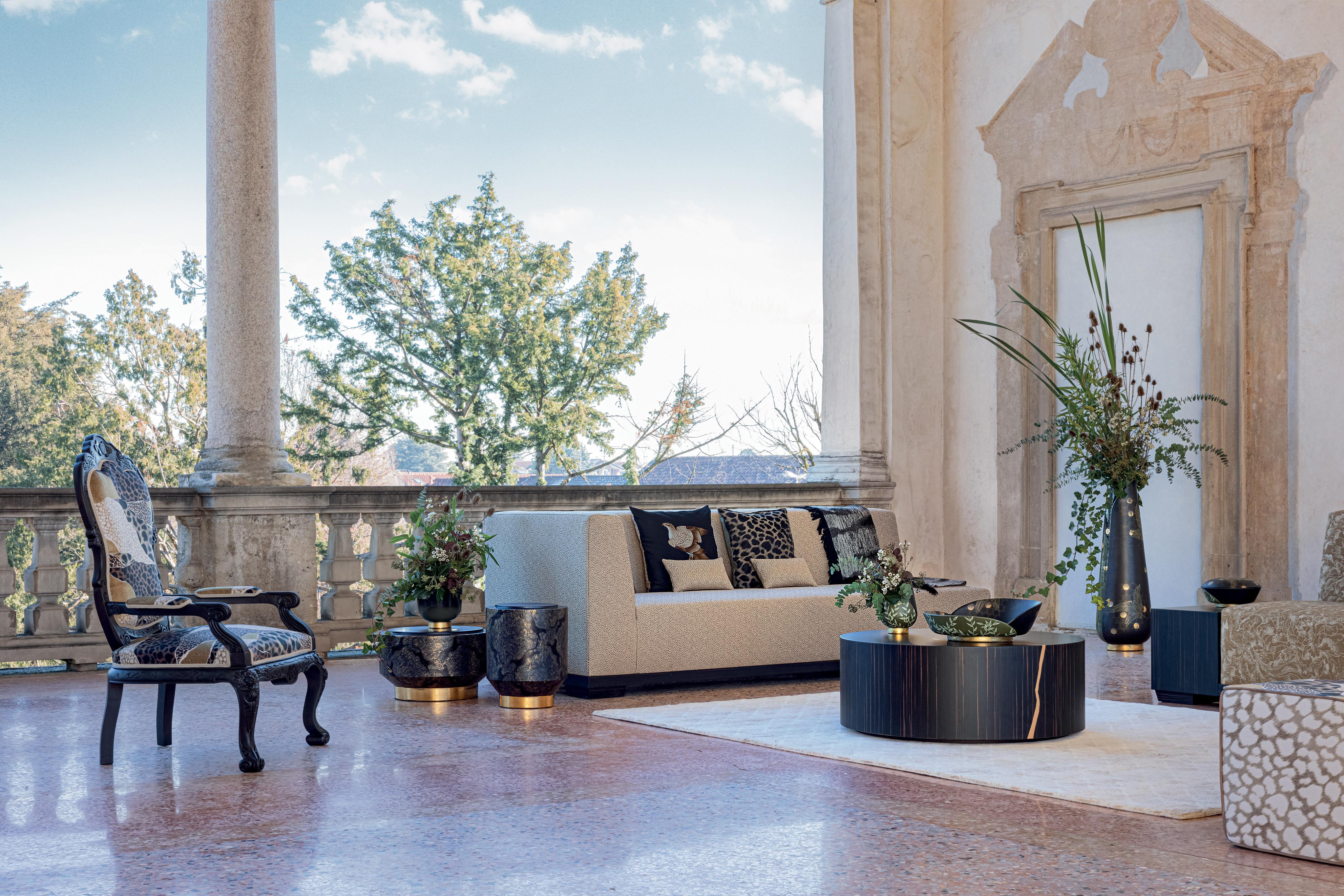 Découvrez l'allure énigmatique de notre Collection K-3, où les mystères voilés se mêlent à une élégance séduisante. Notre table basse en argile tournée à la main présente une finition captivante en émail bleu mat, ornée de motifs de panthère