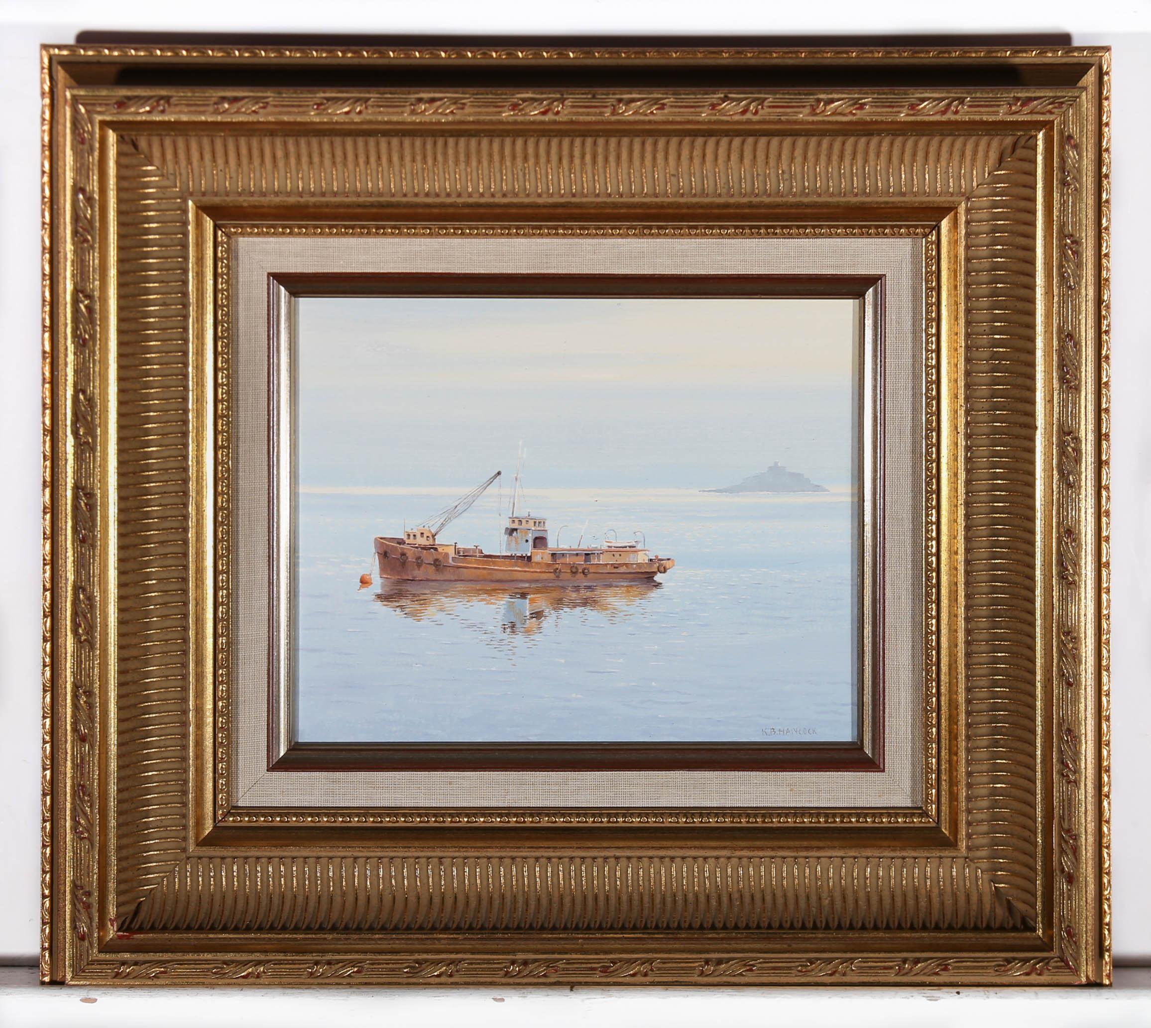 Questo tranquillo olio marittimo raffigura un grande peschereccio ancorato al largo della costa della Cornovaglia. Presentato in modo attraente in una cornice decorativa dorata e in una morbida sottoveste di lino. Firmato. Su tela su barelle.
