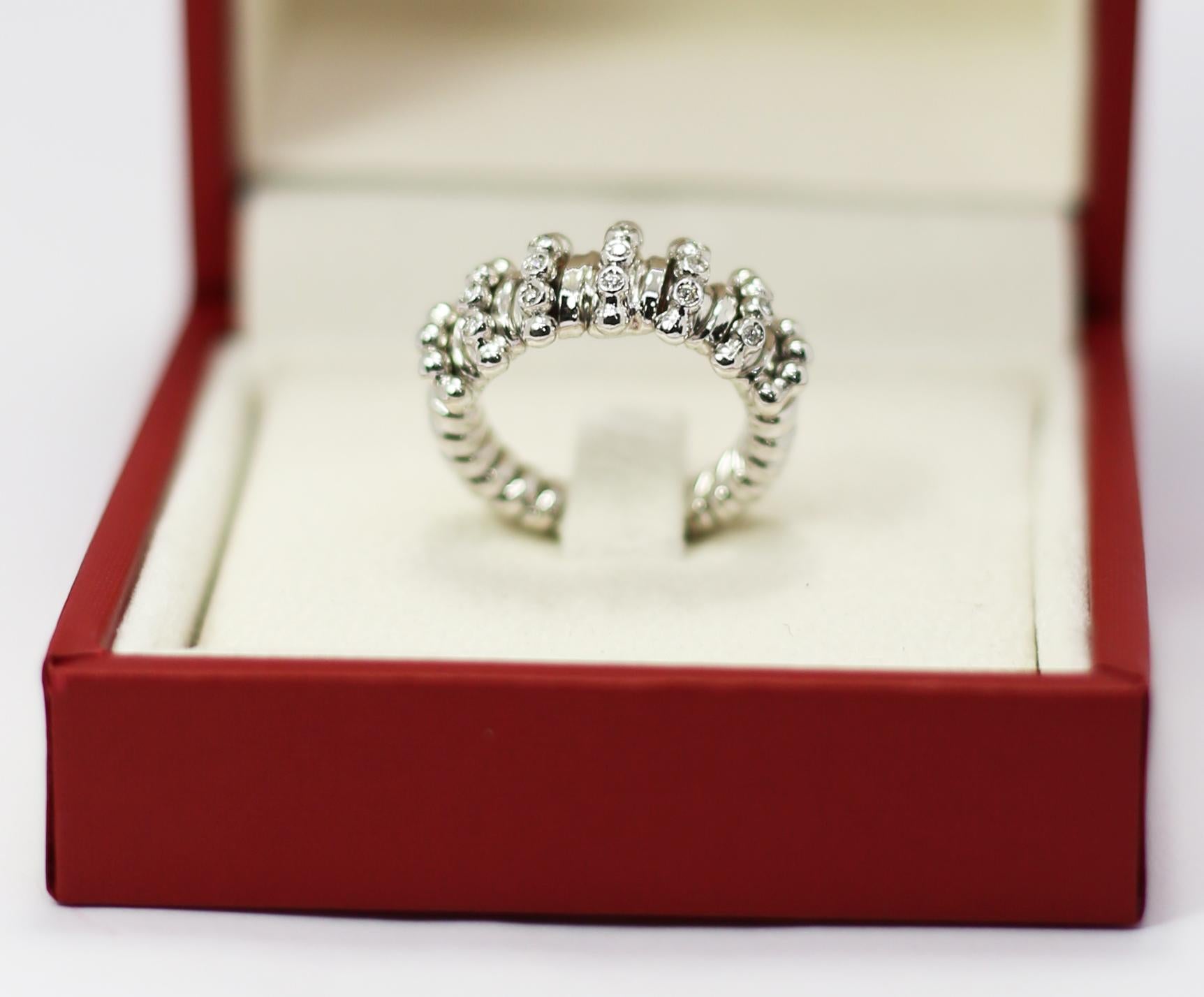 Contemporary K di Kuore 18 Karat White Gold Flexo Ring with Diamond Mist For Sale
