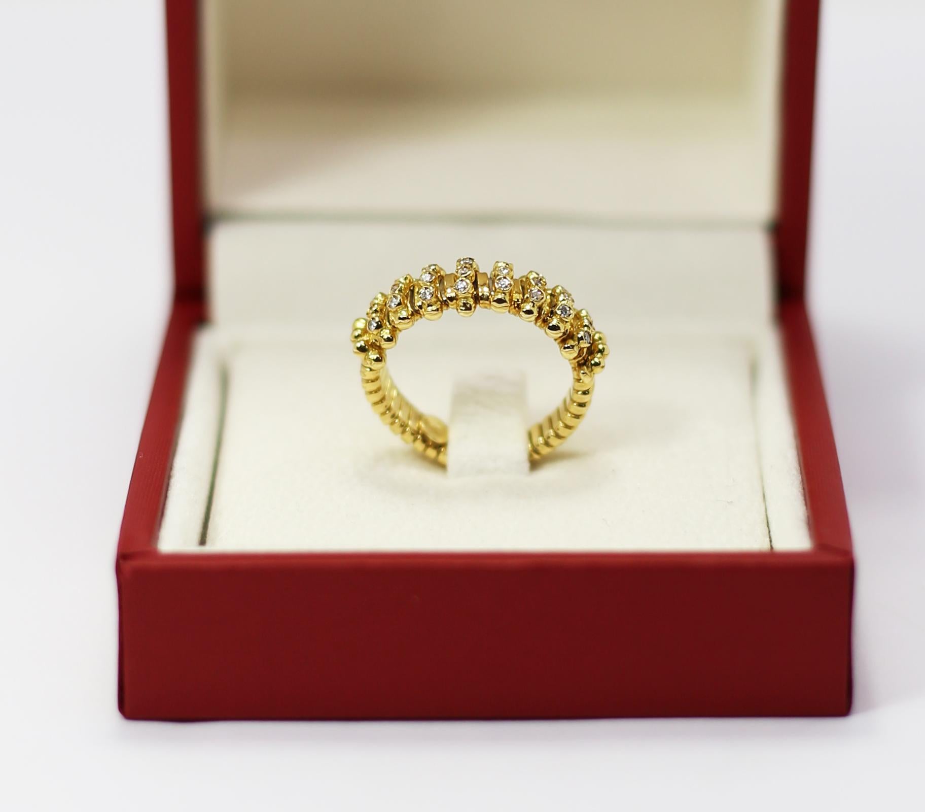 Contemporary K Di Kuore 18 Karat Yellow Gold Flexo Ring with Diamond Mist For Sale