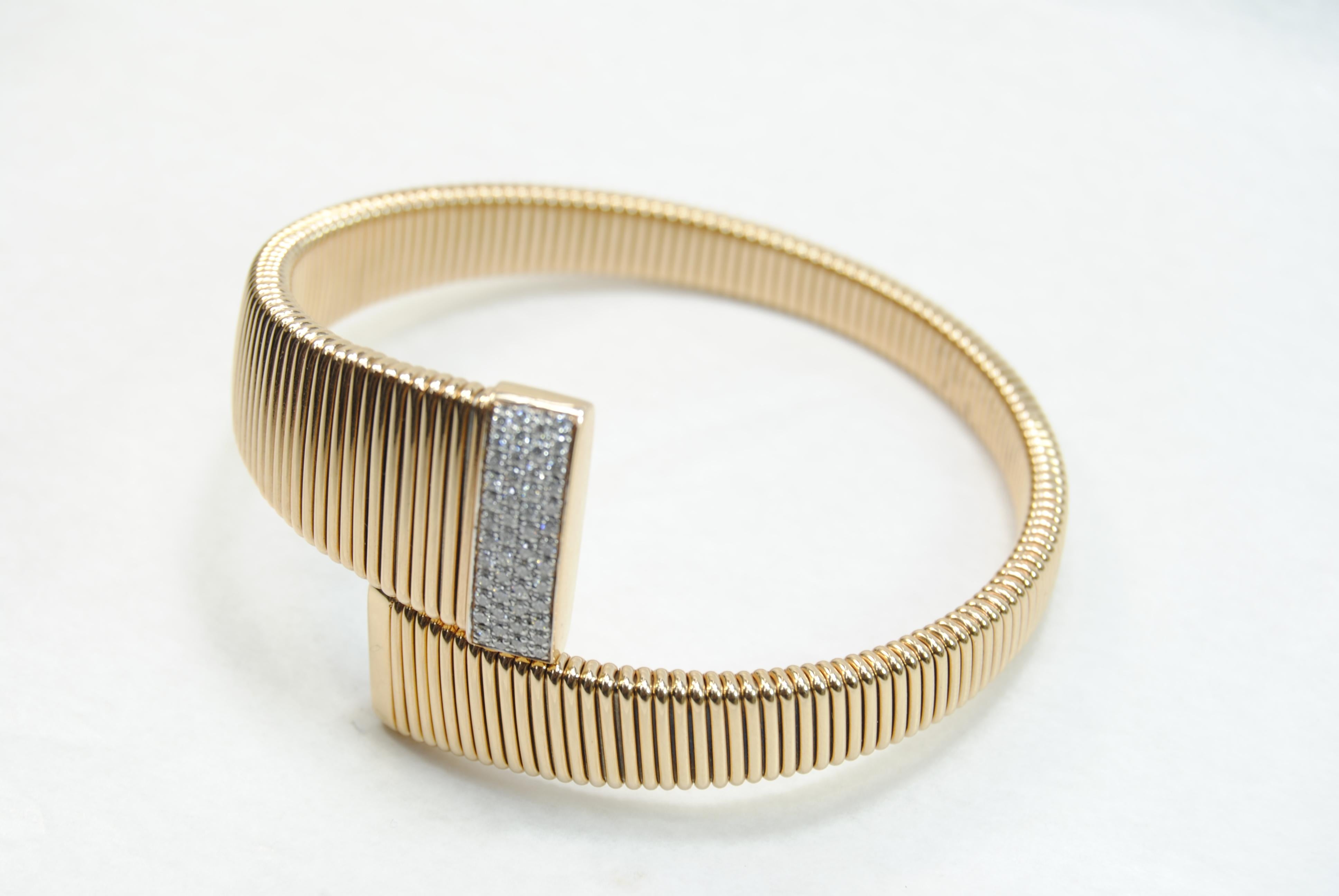 Flexible and adaptable bracelet with tubogas craftmanship that fits wrists of 7,87 inches medium to large
19 grams of 18kt gold and 0.40ct of diamonds in pavé setting
Stylish, sportive and very wearable bracelet.
The history of K Kuore begins in