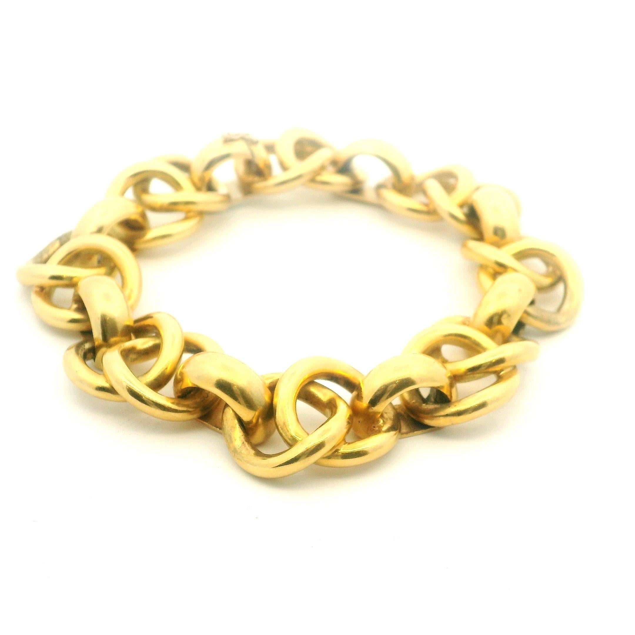 Questo bracciale a maglie in oro giallo 18 carati di K Di Kuore è una straordinaria dichiarazione di artigianato italiano contemporaneo e cattura l'essenza della raffinatezza moderna con una fluidità scultorea e un equilibrio