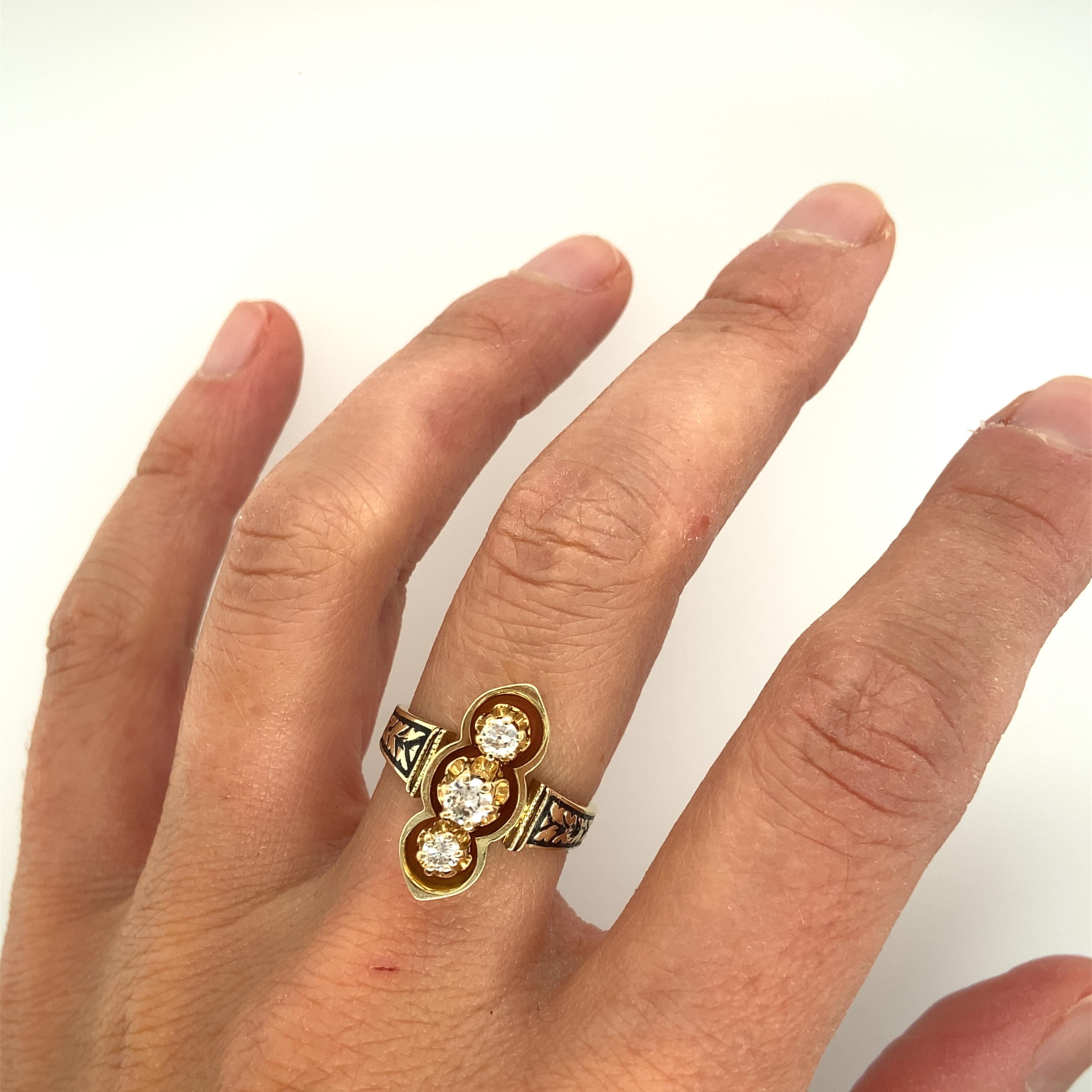 Ein 14 Karat Gelbgold (gestempelt 14KP KCJ) Estate Ring mit drei runden Brillanten 0::38 Karat Gesamtgewicht mit passenden H / I Farbe und SI Klarheit gesetzt. Der Schaft misst 5::05 mm am oberen Ende des Rings und verjüngt sich auf 3::07 mm am