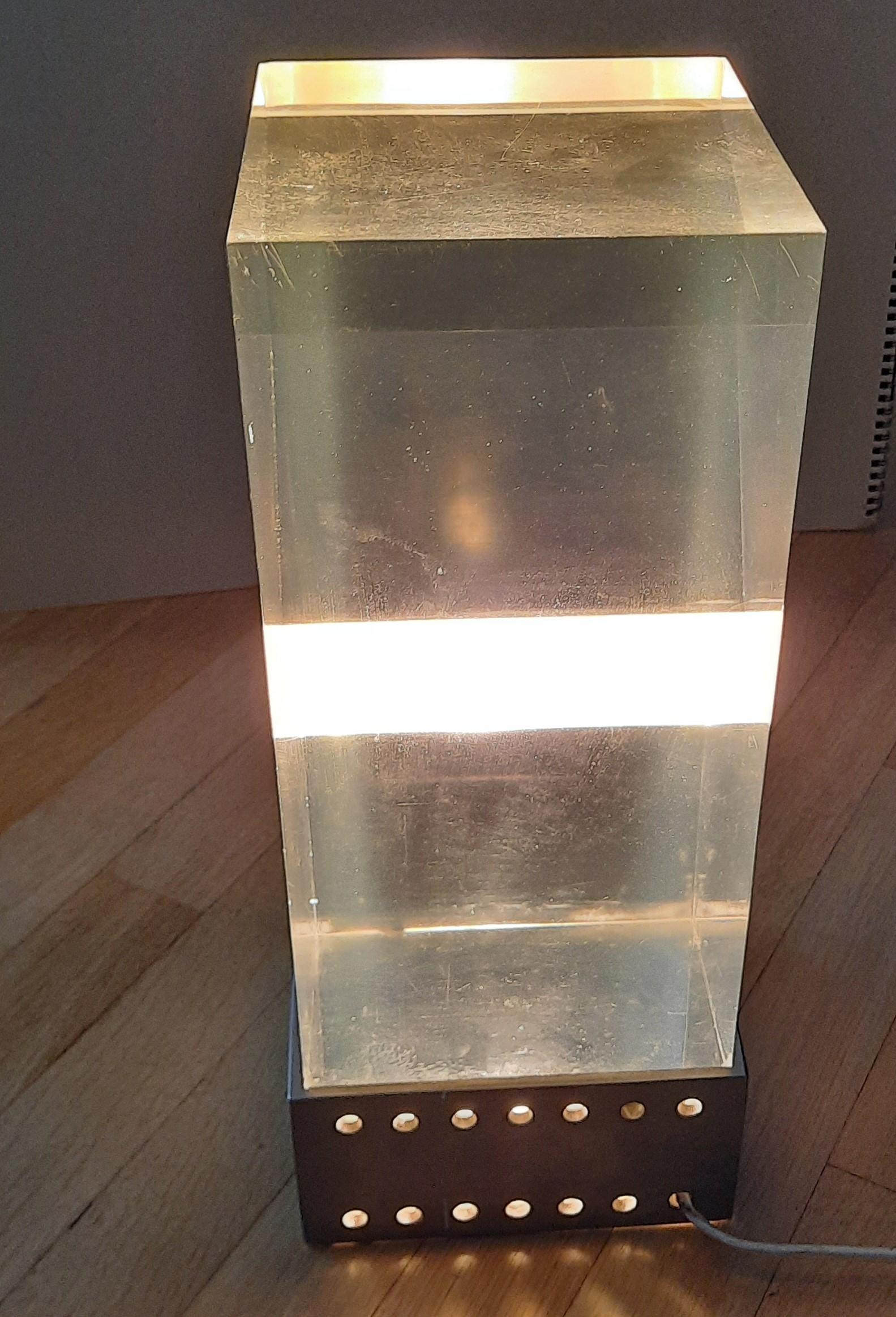 Fin du 20e siècle K Leuchte en acryl mit Edelstahlsockel Design allemand  80ies  en vente