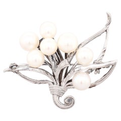 K. Spilla giapponese in argento e perle Akoya di Mikimoto Tokyo
