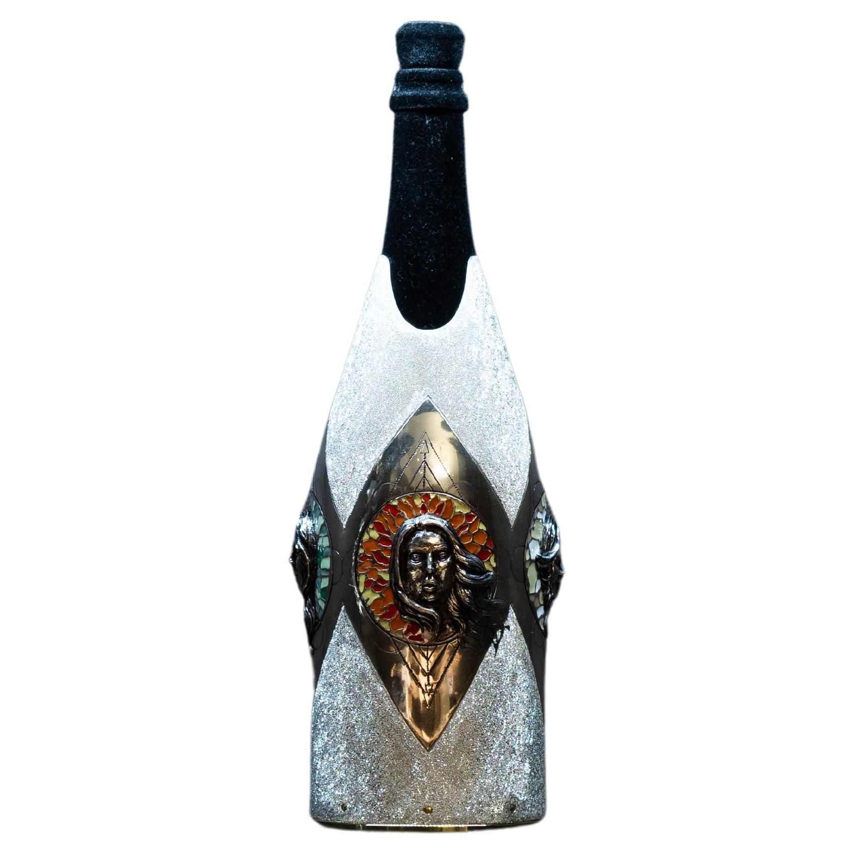 K-Over Alchimia per bottiglie di Champagne è un'opera interamente realizzata a mano in argento massiccio 999% e fa parte della nostra collezione Works of Art. L'idea dell'artista è quella di rappresentare i quattro elementi che secondo l'antica