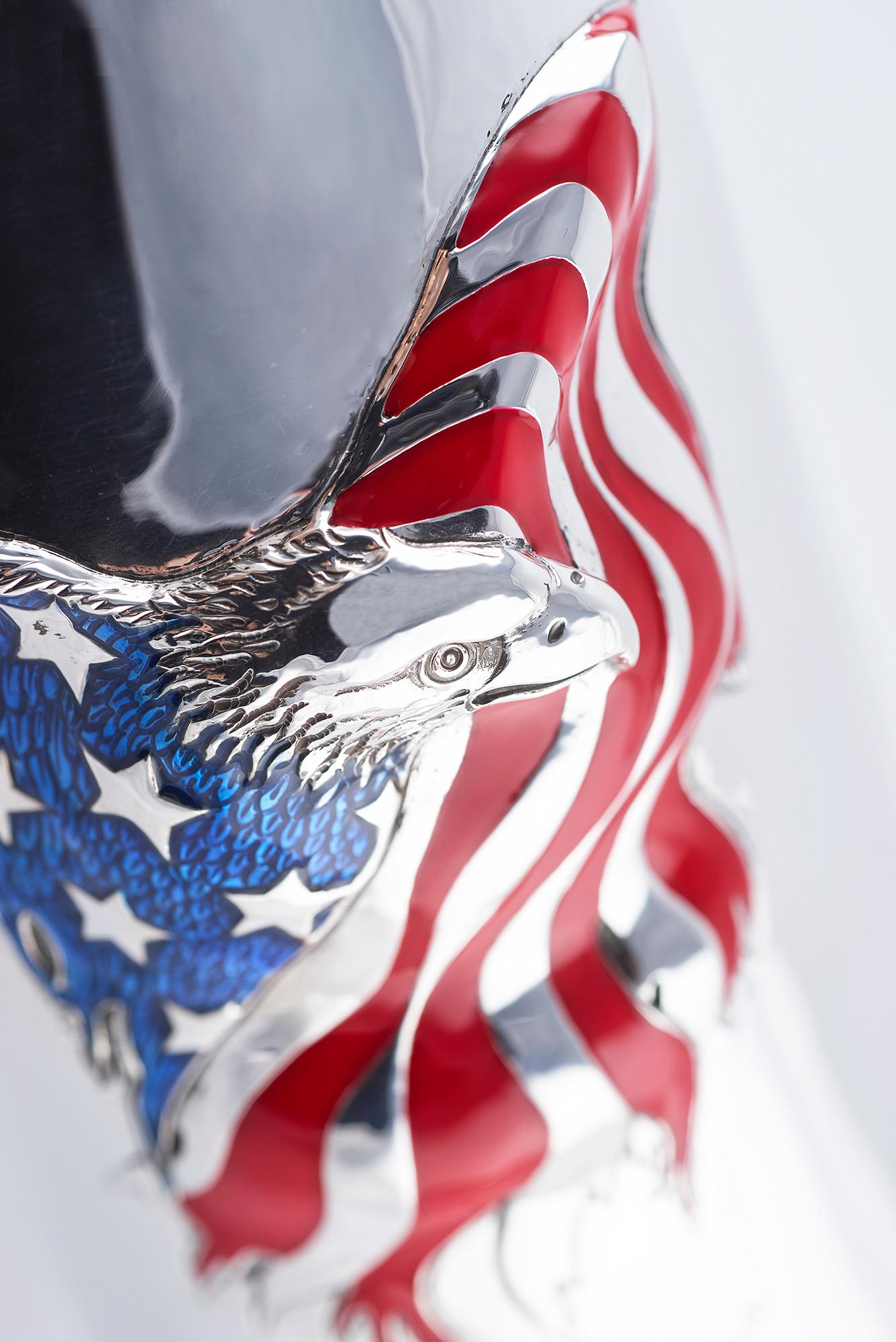 Umschlag Champagner : American Eagle
Unsere K-OVER sind eine Alternative zum Champagner und zu den meisten herkömmlichen Gläsern mit der gleichen Funktion.  Il metallo prezioso che custodisce la bottiglia è rivestito internamente da un tessuto