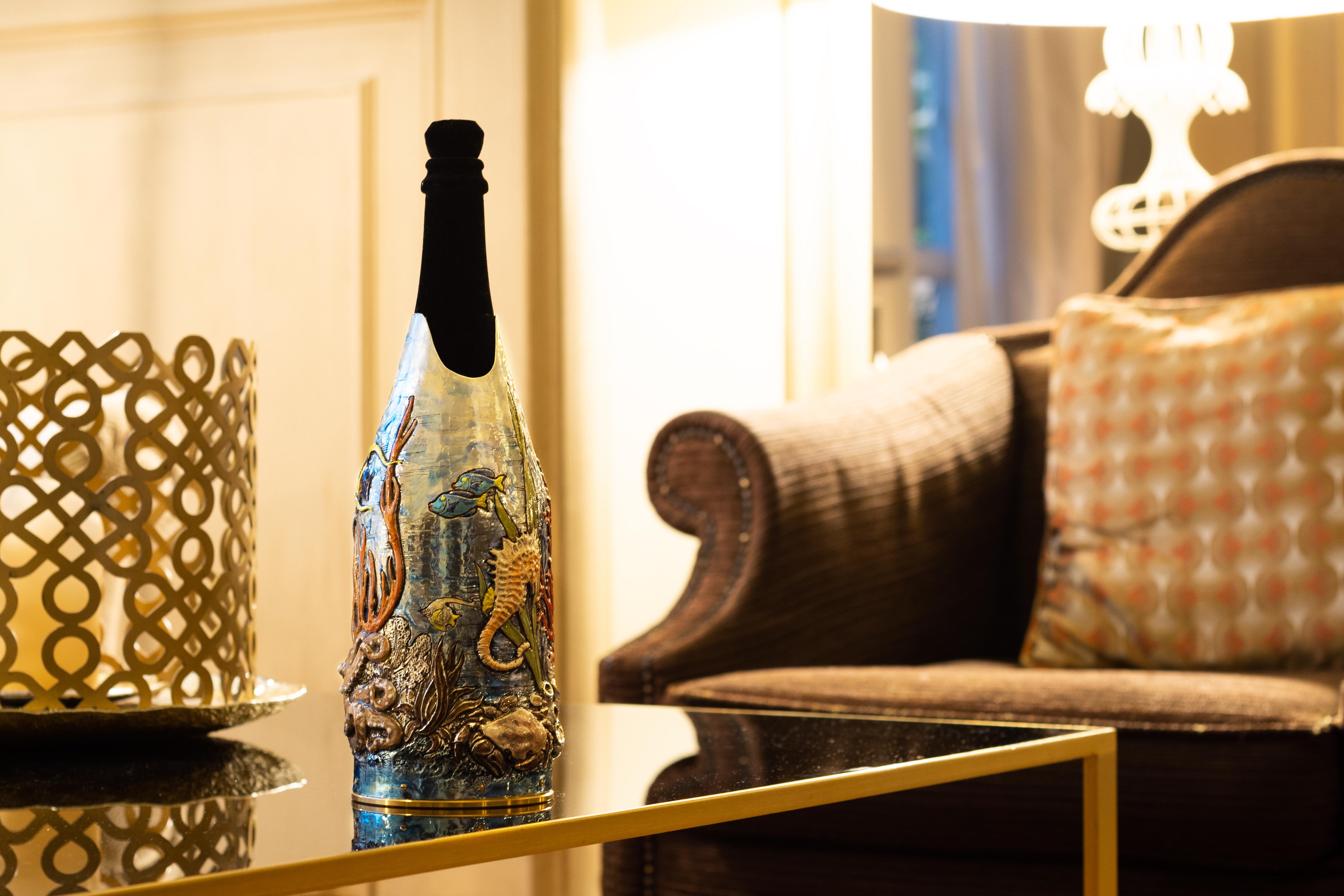 This champagne bottle cover is a true work of art,  belongs to the Works of Art collection. The work was created by master Giuliano Foglia who has always been a great lover of nature and especially attracted to the seabed. A special plexyglass