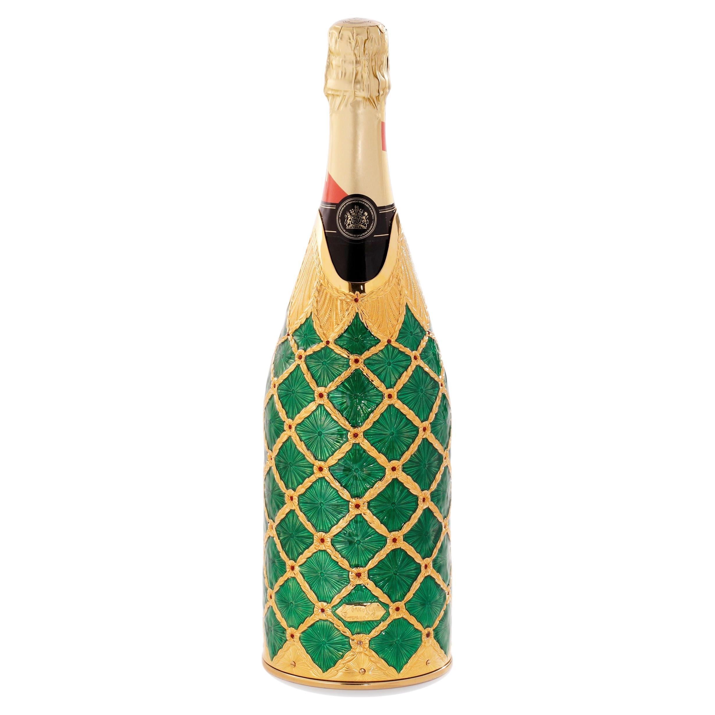EMERALD :
Our K-OVERs, are alternatives to the champagne bucket and the more common glacette.  The precious metal that holds the bottle is coated internally with a thermal fabric that maintains the temperature of your champagne for about 2 hours.