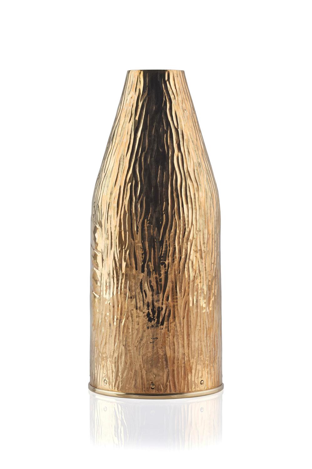 Falcon
Le nostre K-OVER, sono delle alternative al secchiello champagne ed alle” glacette” .  Il metallo prezioso che custodisce la bottiglia è rivestito internamente di un tessuto termico che mantiene fresche le bottiglie di champagne. Sono opere