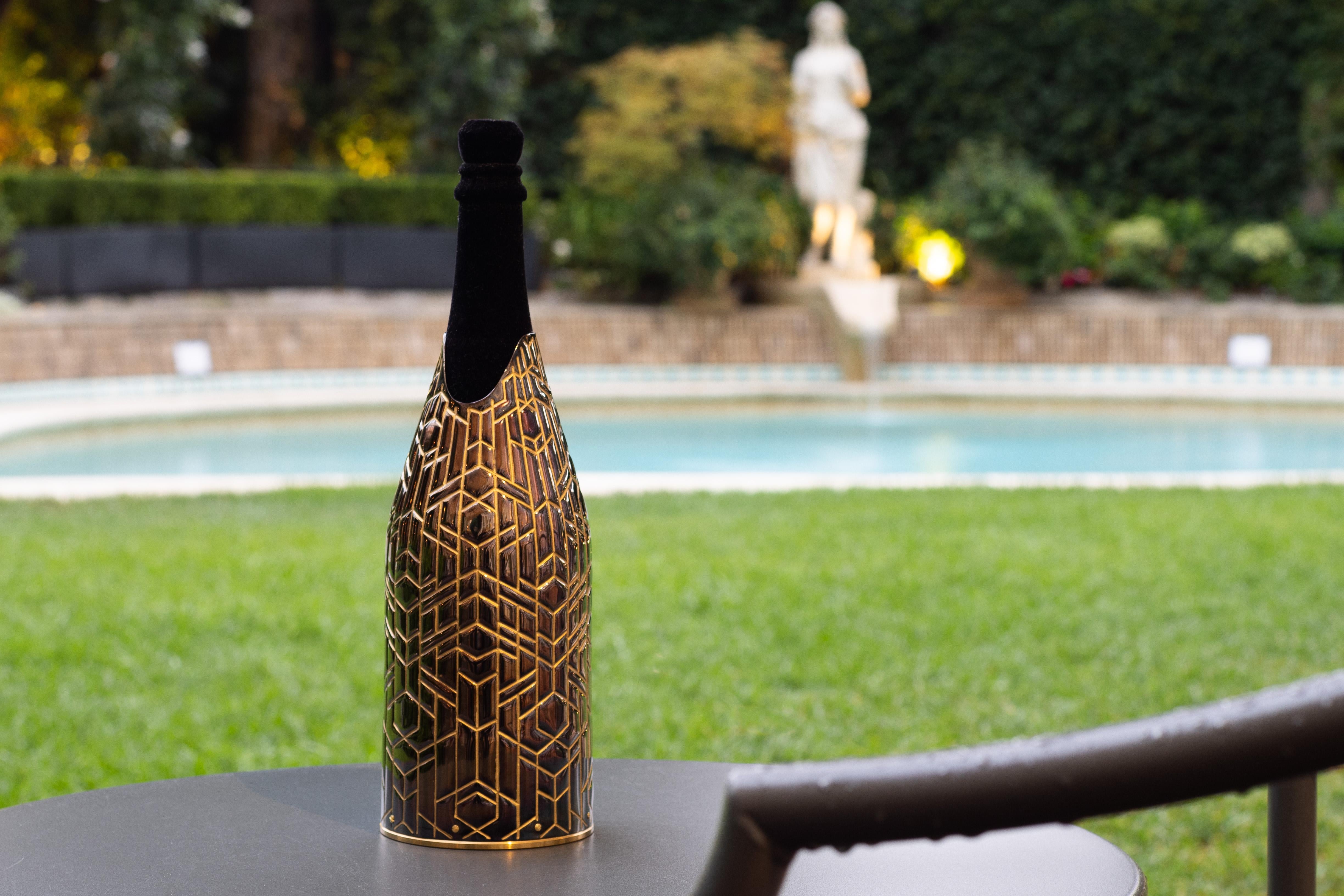 GATSBY :
Our K-OVERs, are alternatives to the champagne bucket and the more common glacette.  The precious metal that holds the bottle is coated internally with a thermal fabric that maintains the temperature of your champagne for about 2 hours. The