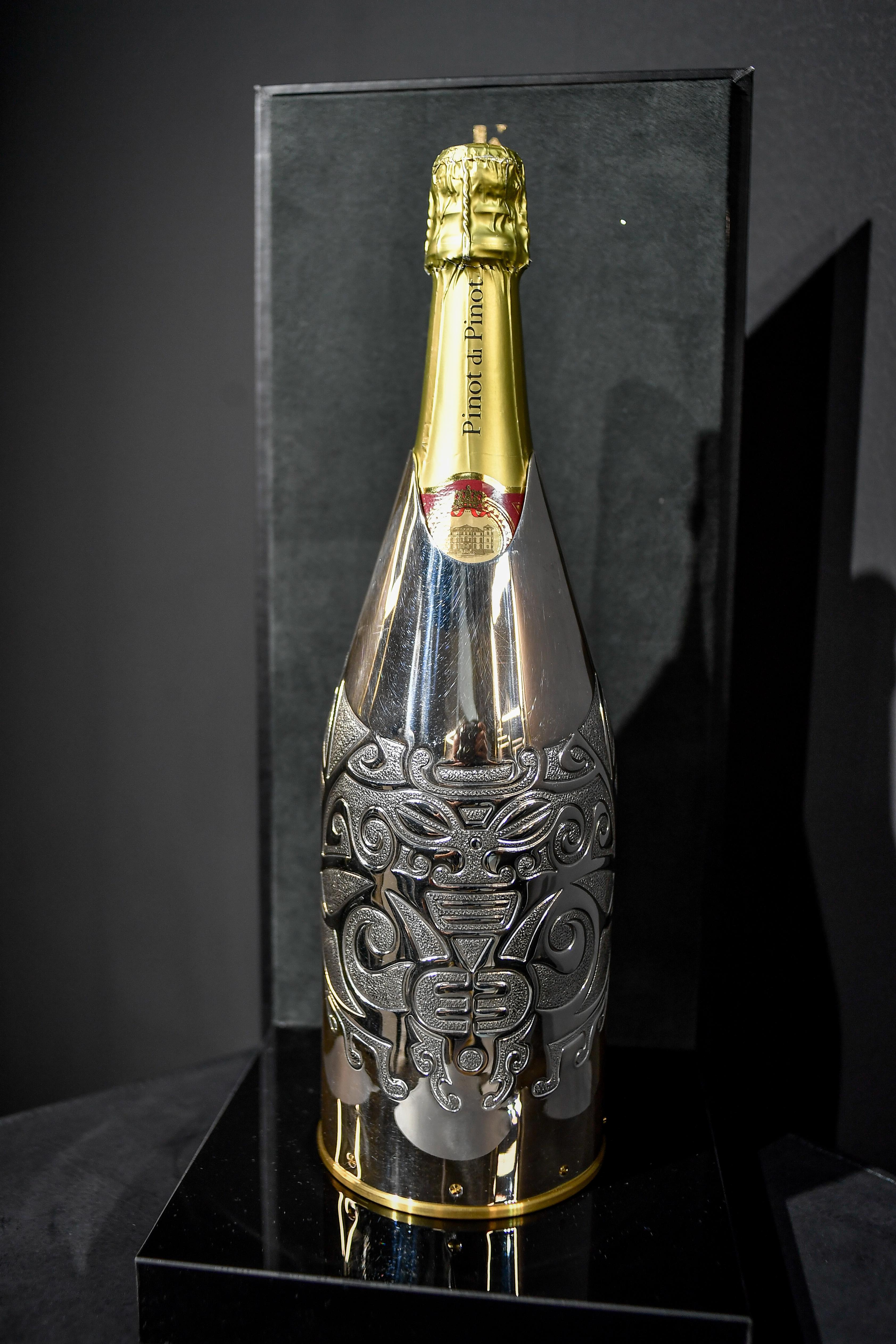 Italian K-OVER Champagne, MAORI, argento 999/°°, Italia For Sale