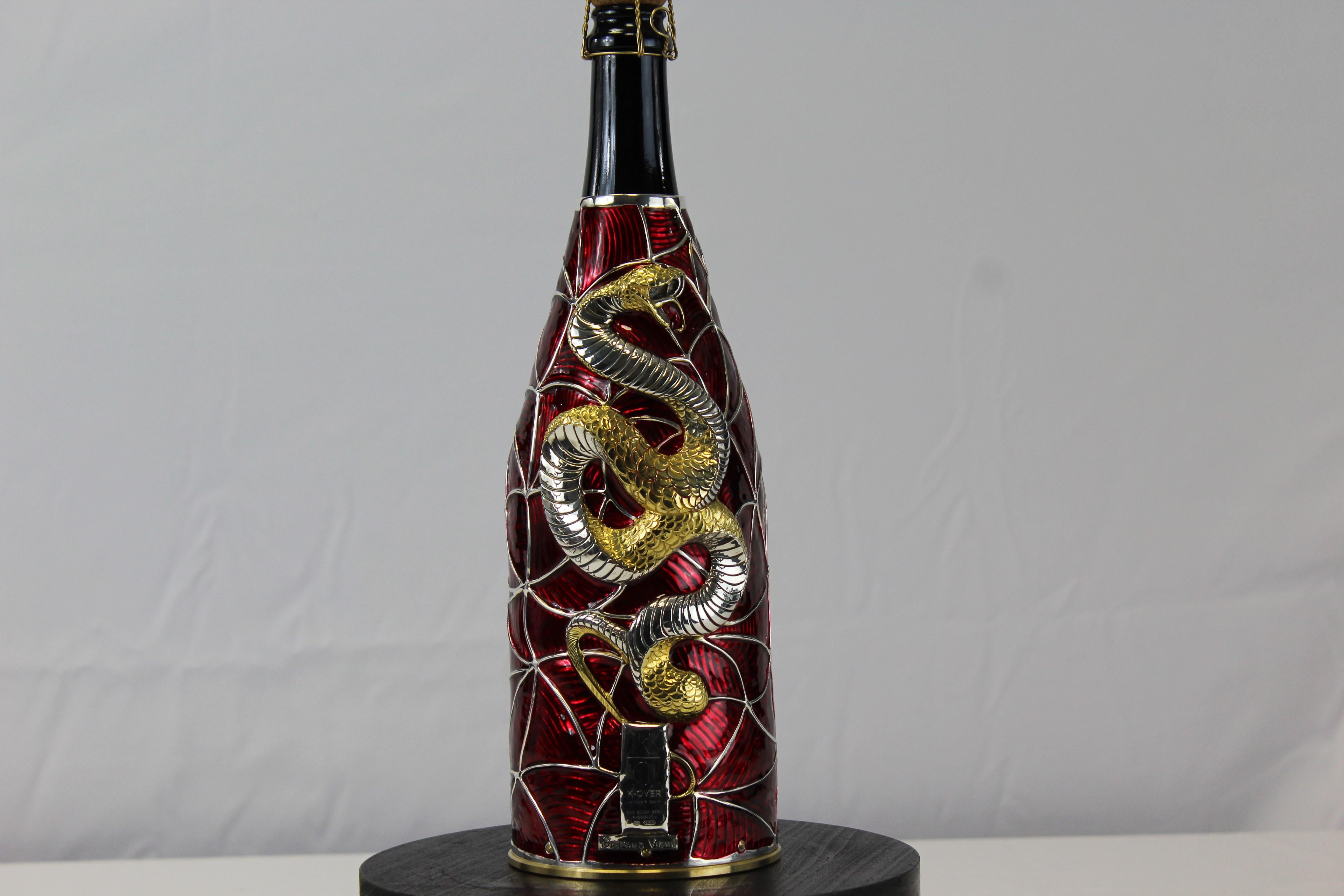 RUBY :
Our K-OVERs, are alternatives to the champagne bucket and the more common glacette.  The precious metal that holds the bottle is coated internally with a thermal fabric that maintains the temperature of your champagne for about 2 hours. The